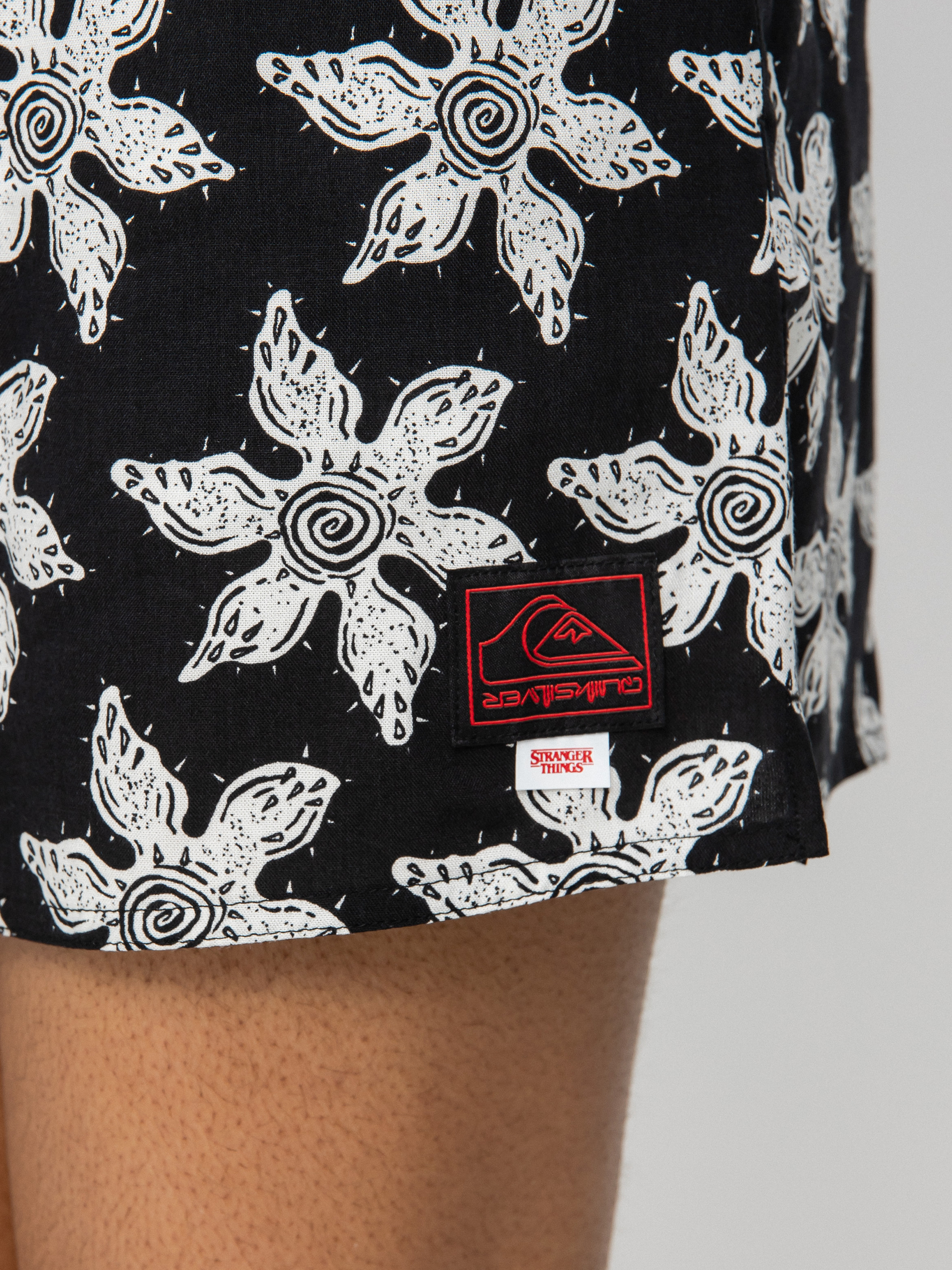 Quiksilver X Stranger Things Upside Down Shorts Wmn (upsidown monster flower black)