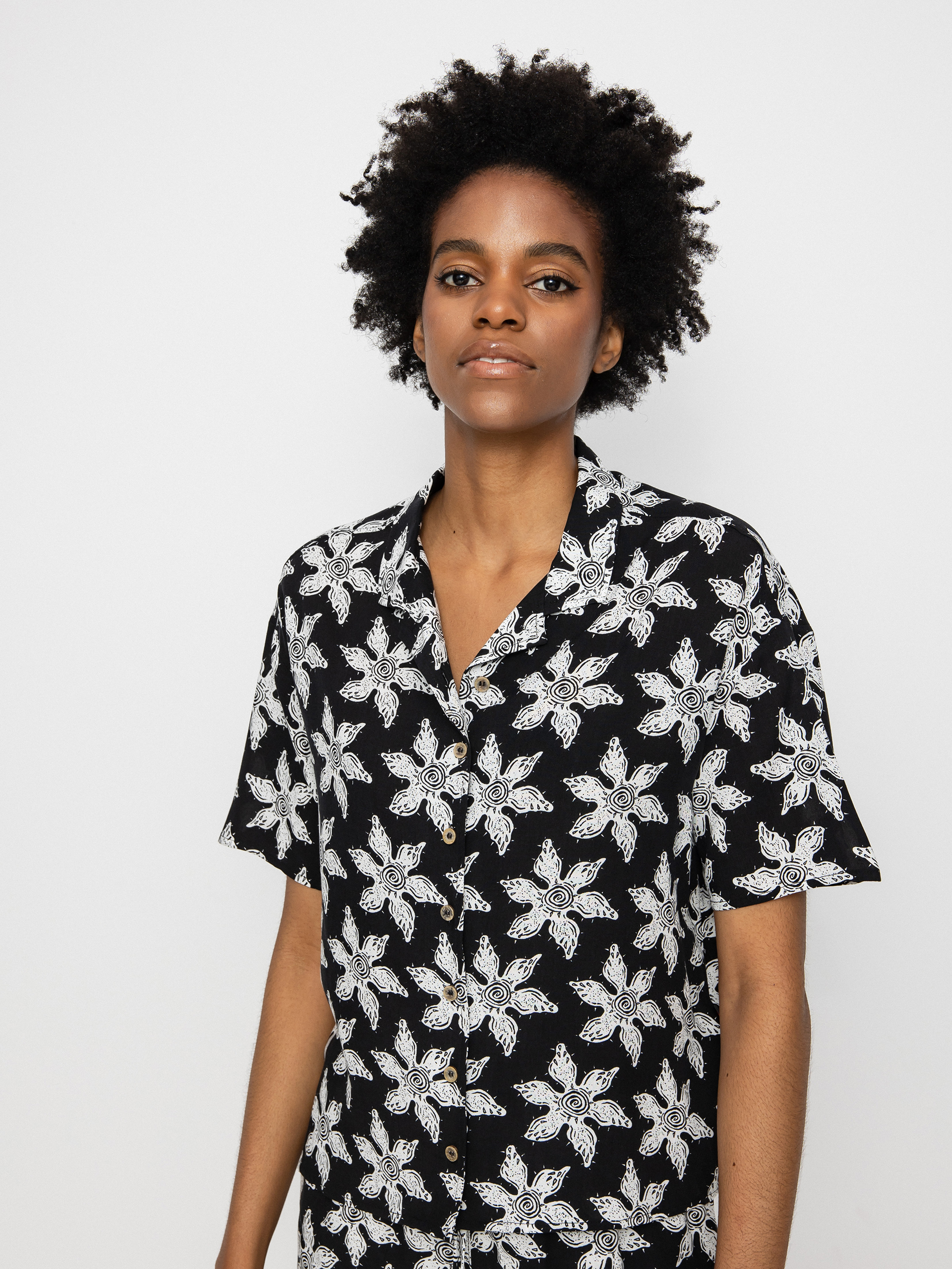 Quiksilver X Stranger Things Upside Down Hemd Wmn (upsidown monster flower black)