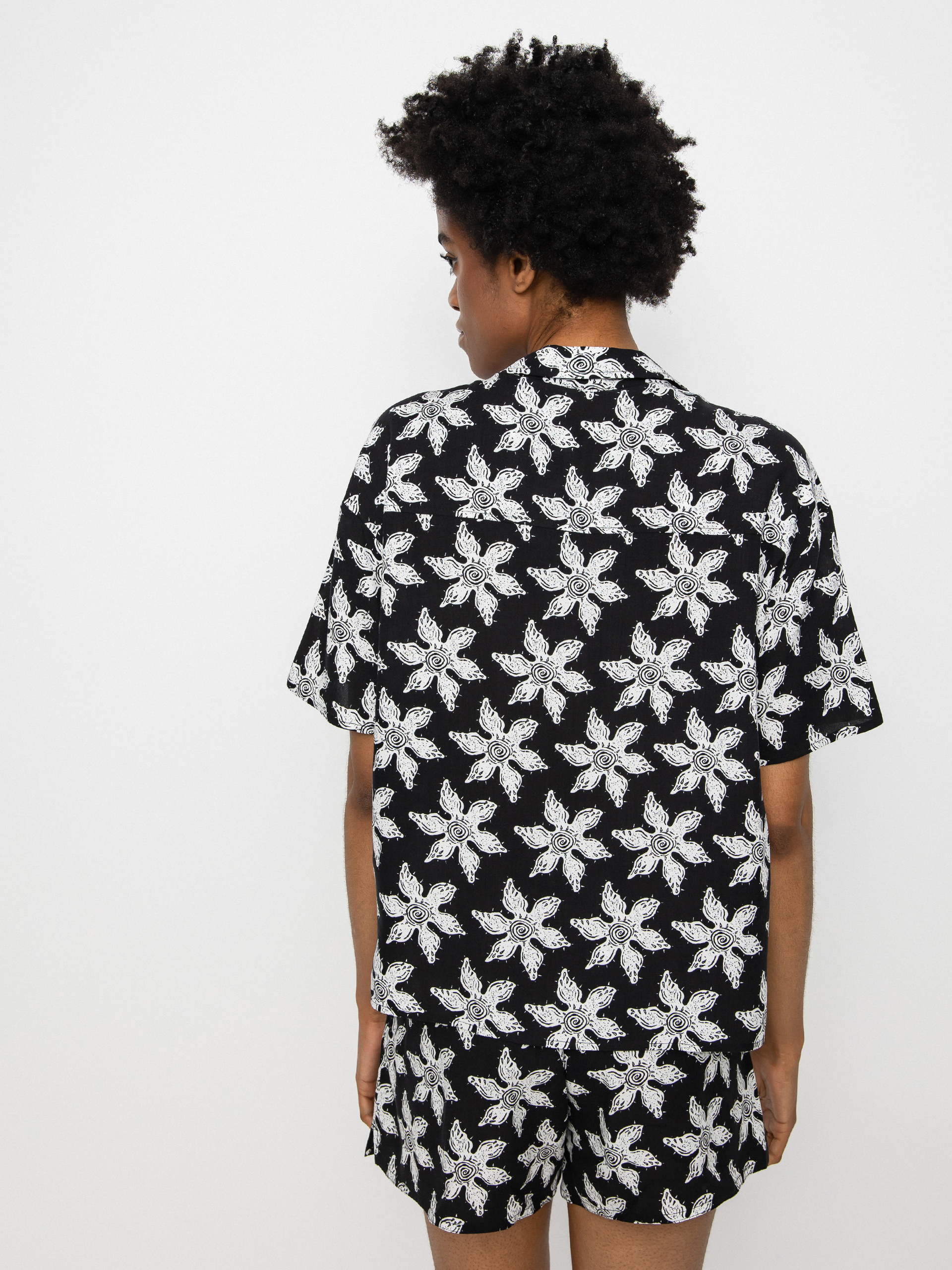 Quiksilver X Stranger Things Upside Down Hemd Wmn (upsidown monster flower black)