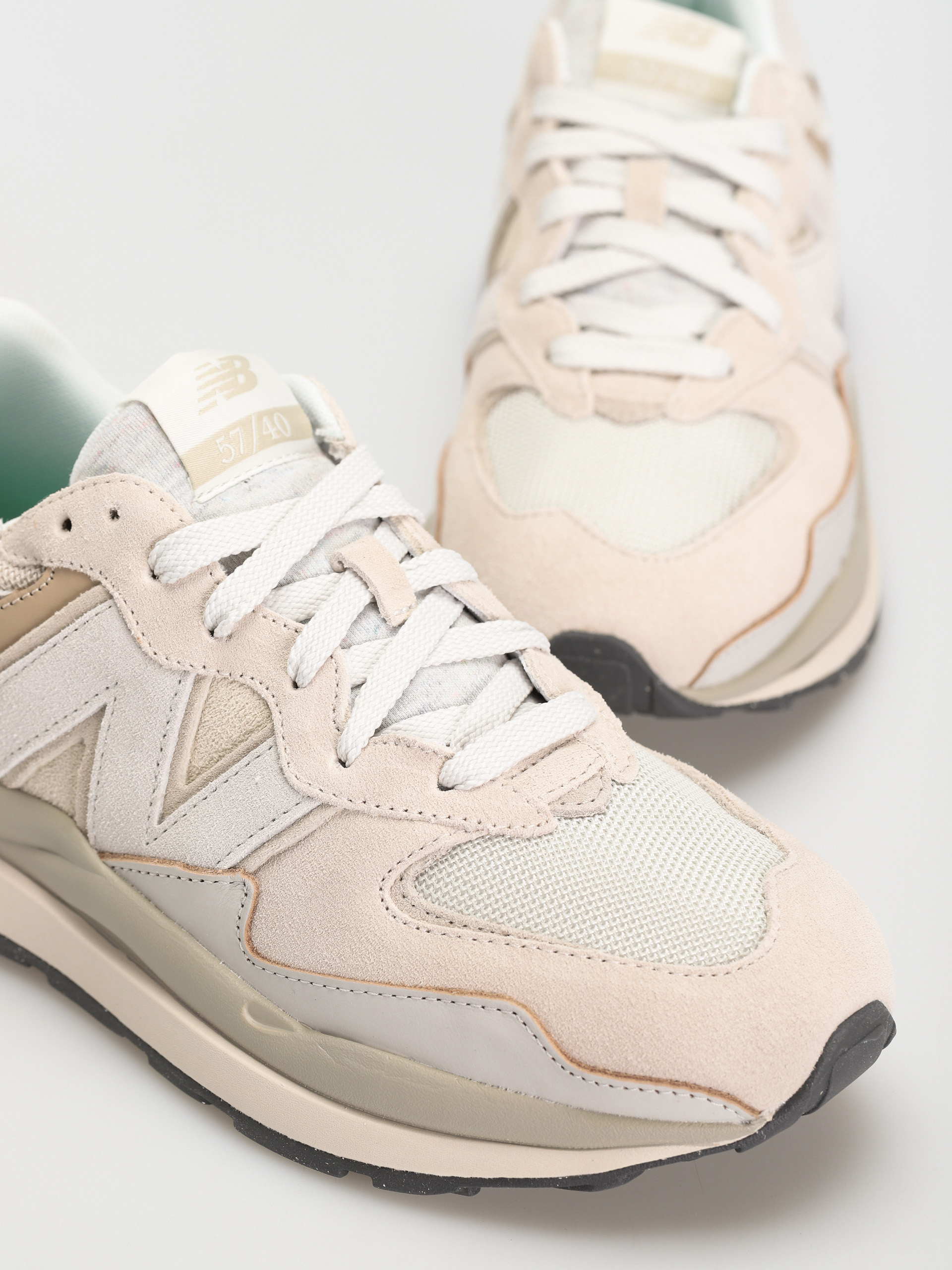 New Balance 5740 Shoes (moonbeam)