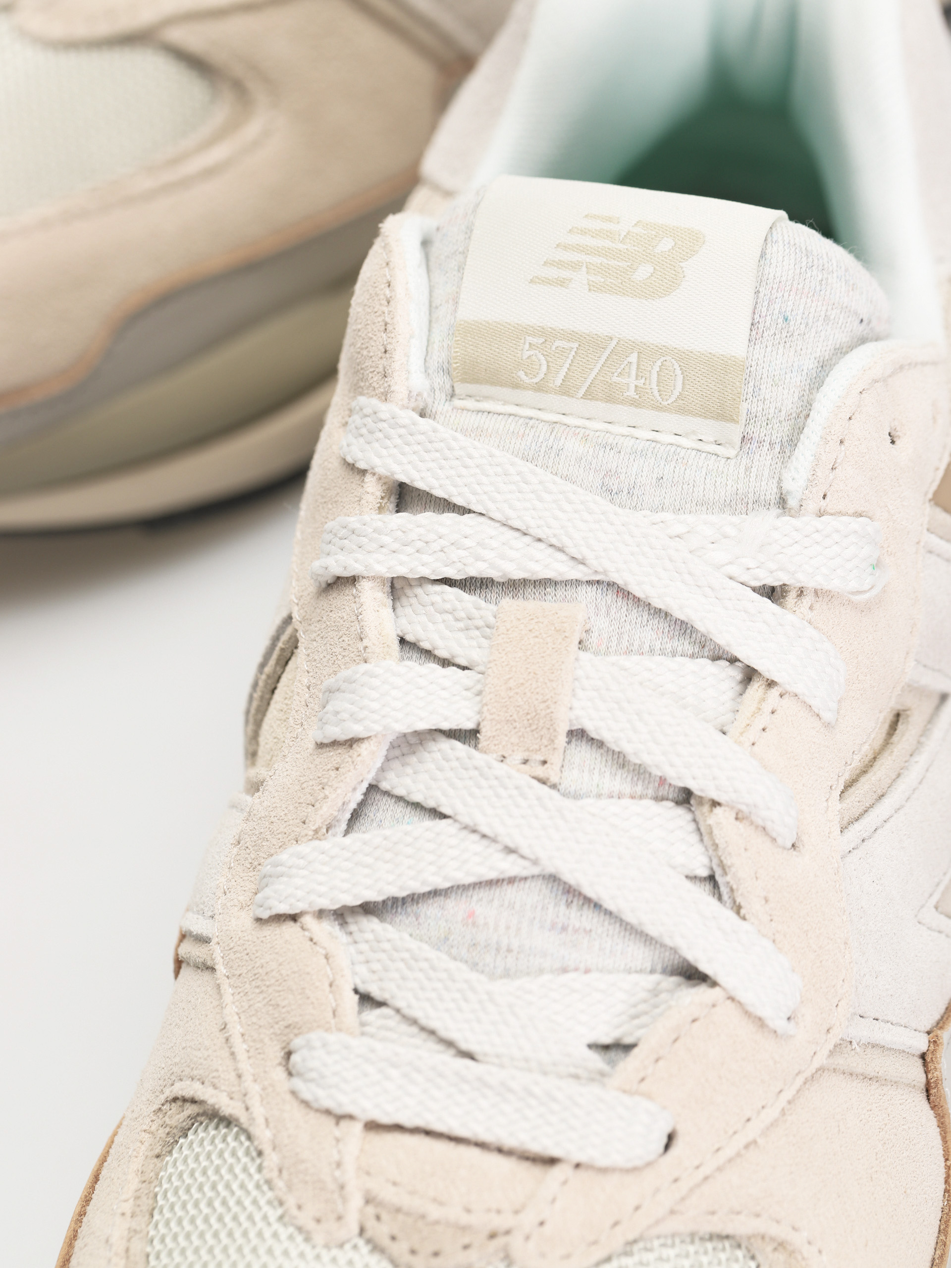 New Balance 5740 Shoes (moonbeam)