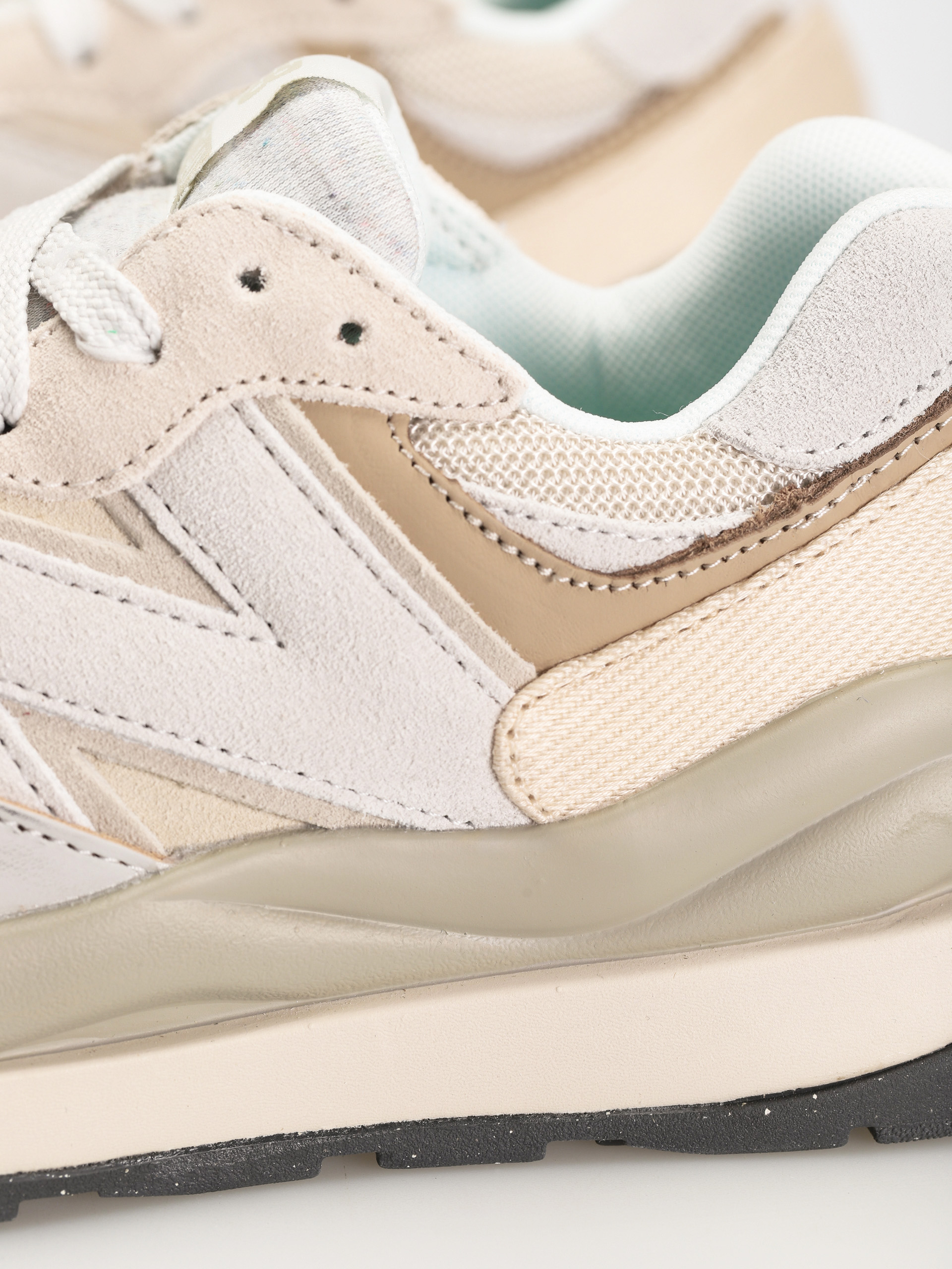 New Balance 5740 Shoes (moonbeam)