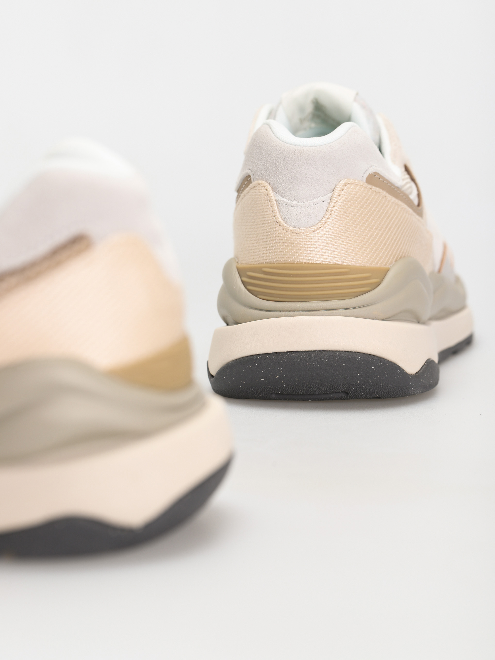 New Balance 5740 Shoes (moonbeam)