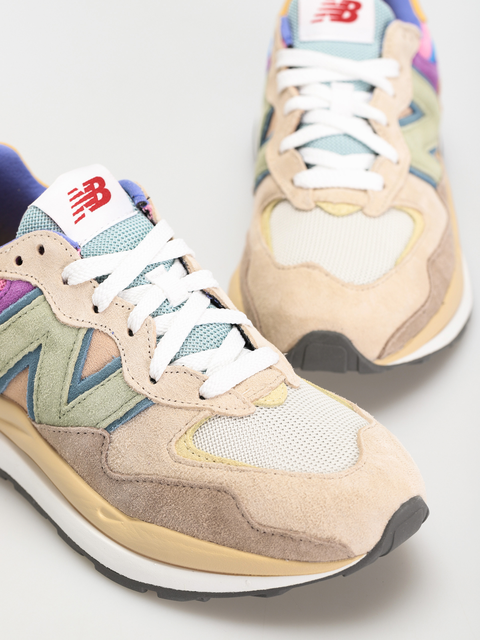 New Balance 5740 Shoes (calm taupe)