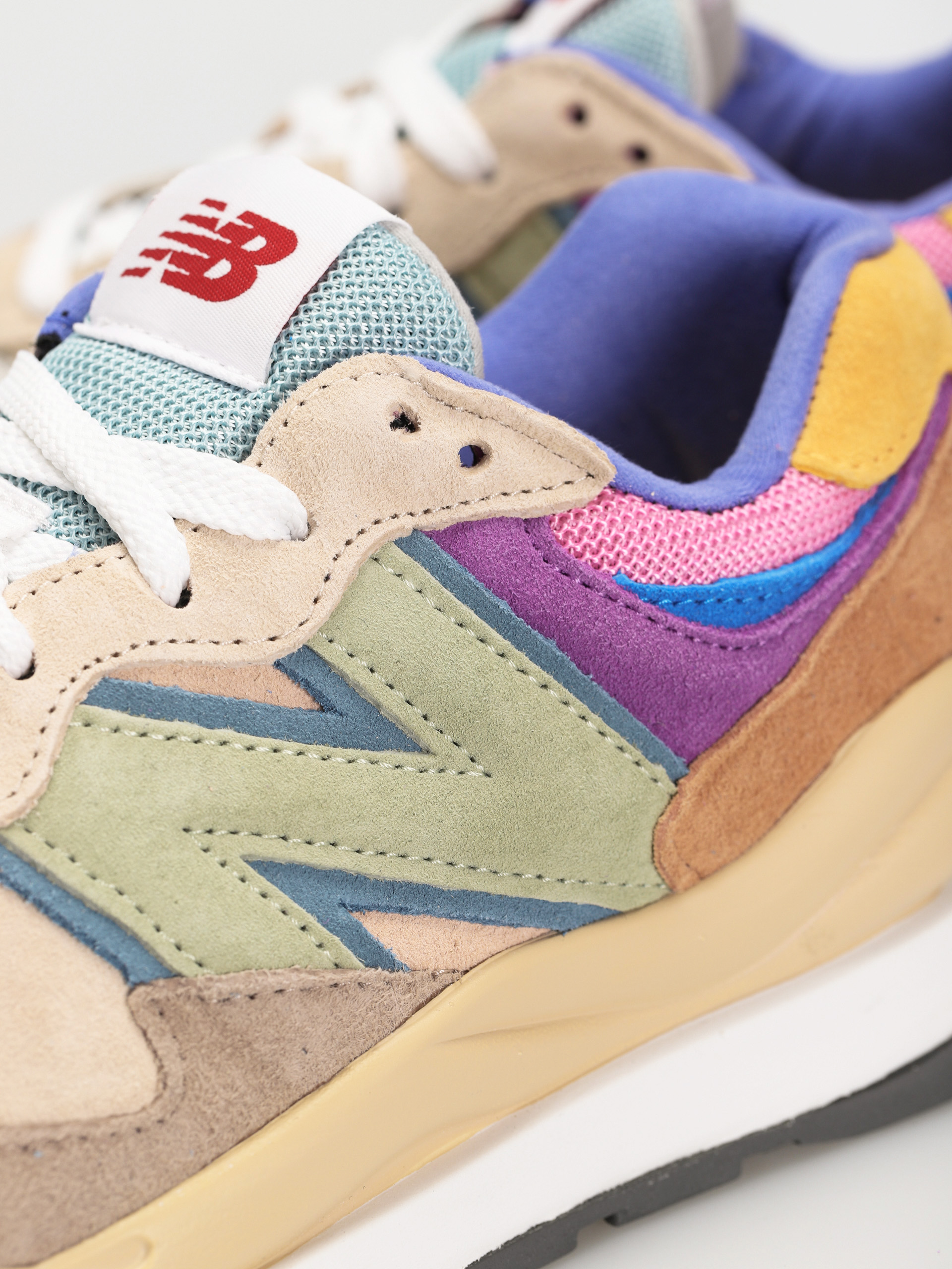 New Balance 5740 Shoes (calm taupe)