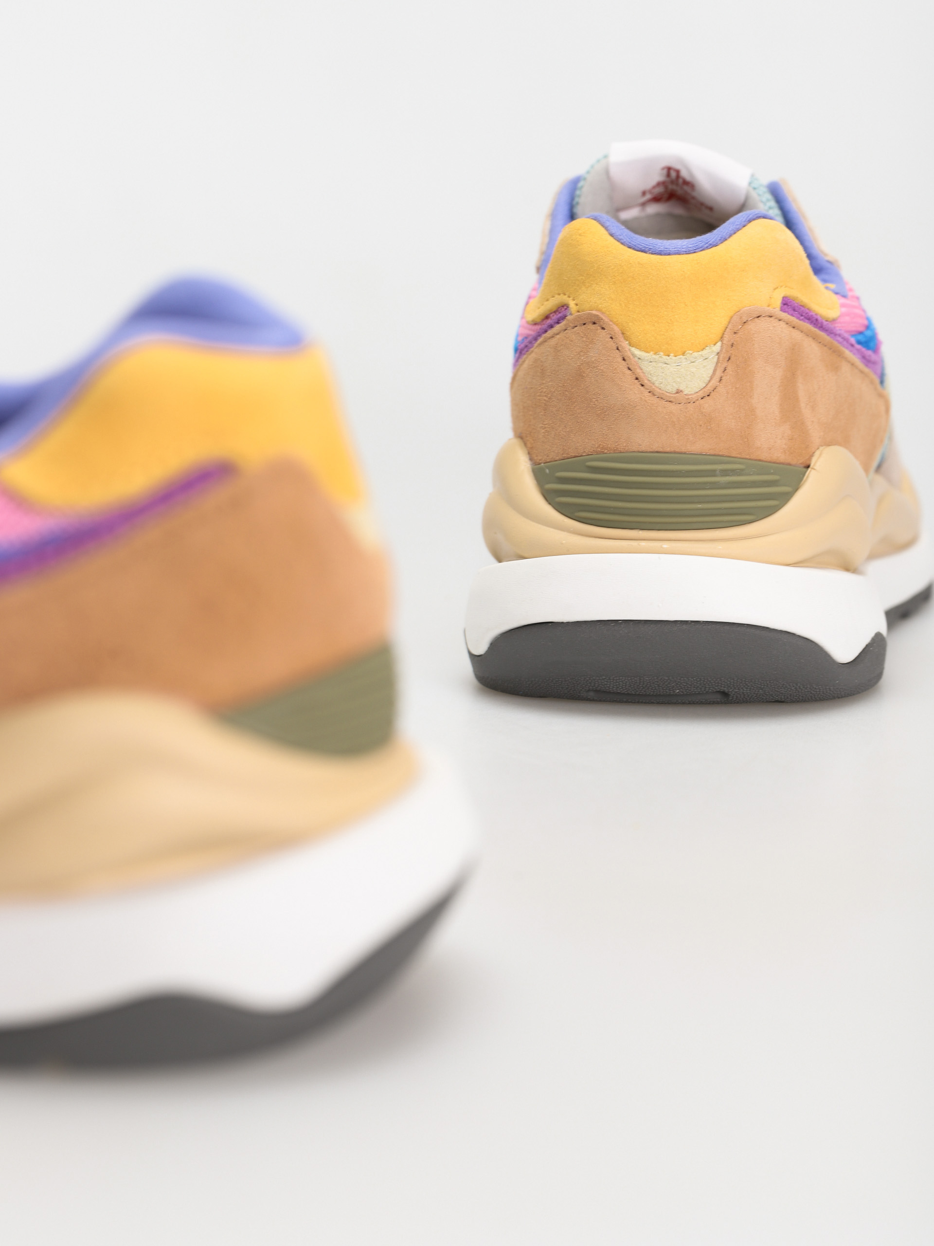 New Balance 5740 Shoes (calm taupe)