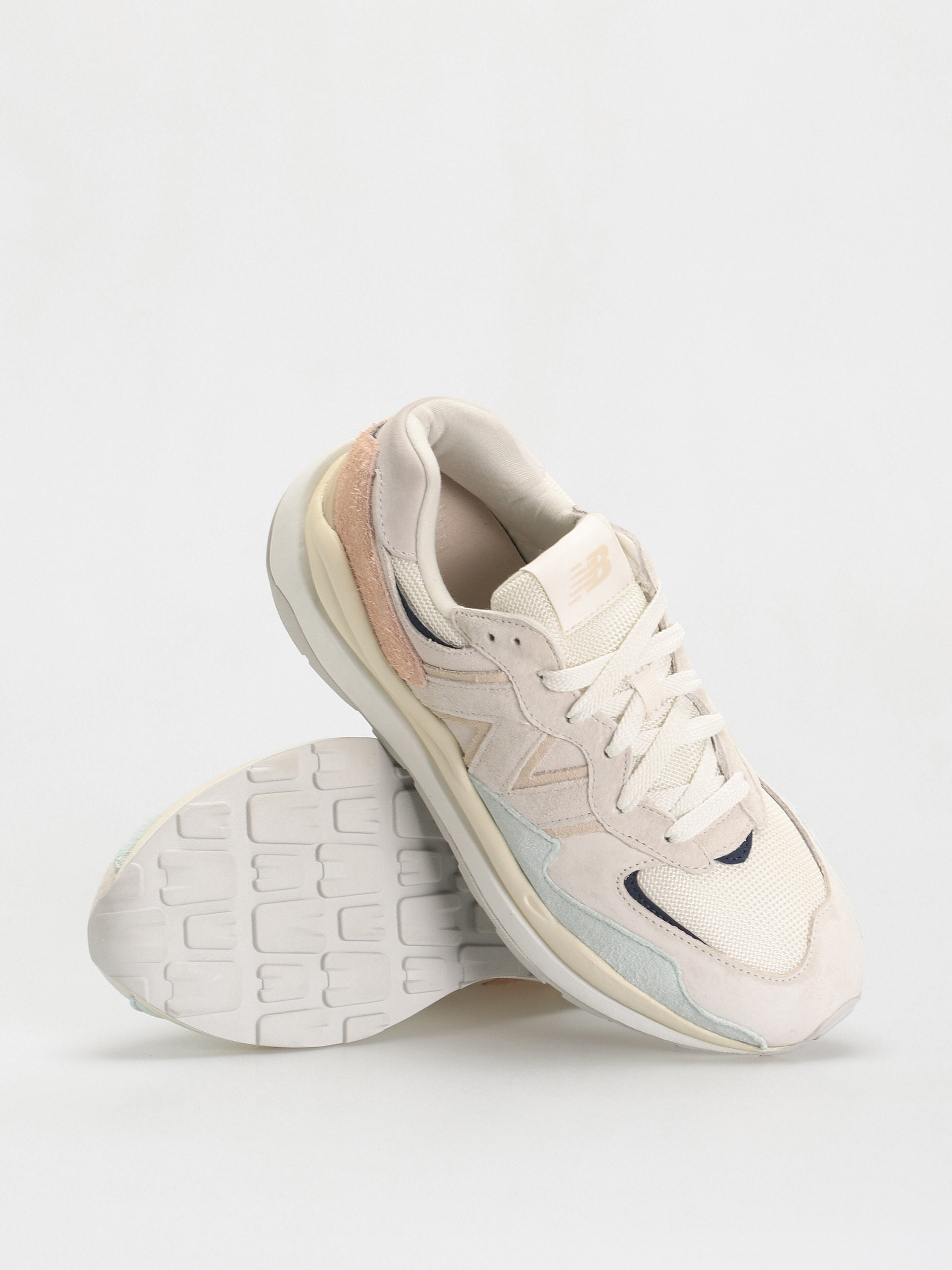 New Balance 5740 Shoes (sea salt)