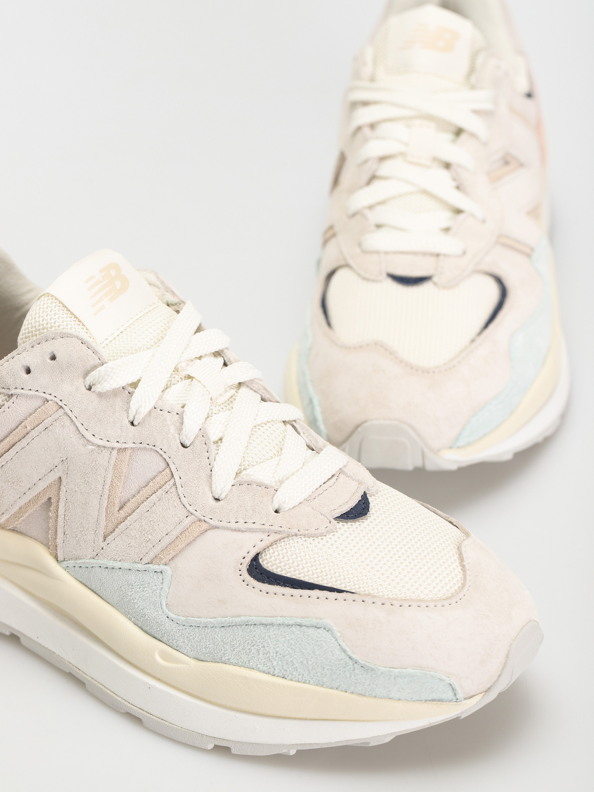 New Balance 5740 Shoes (sea salt)