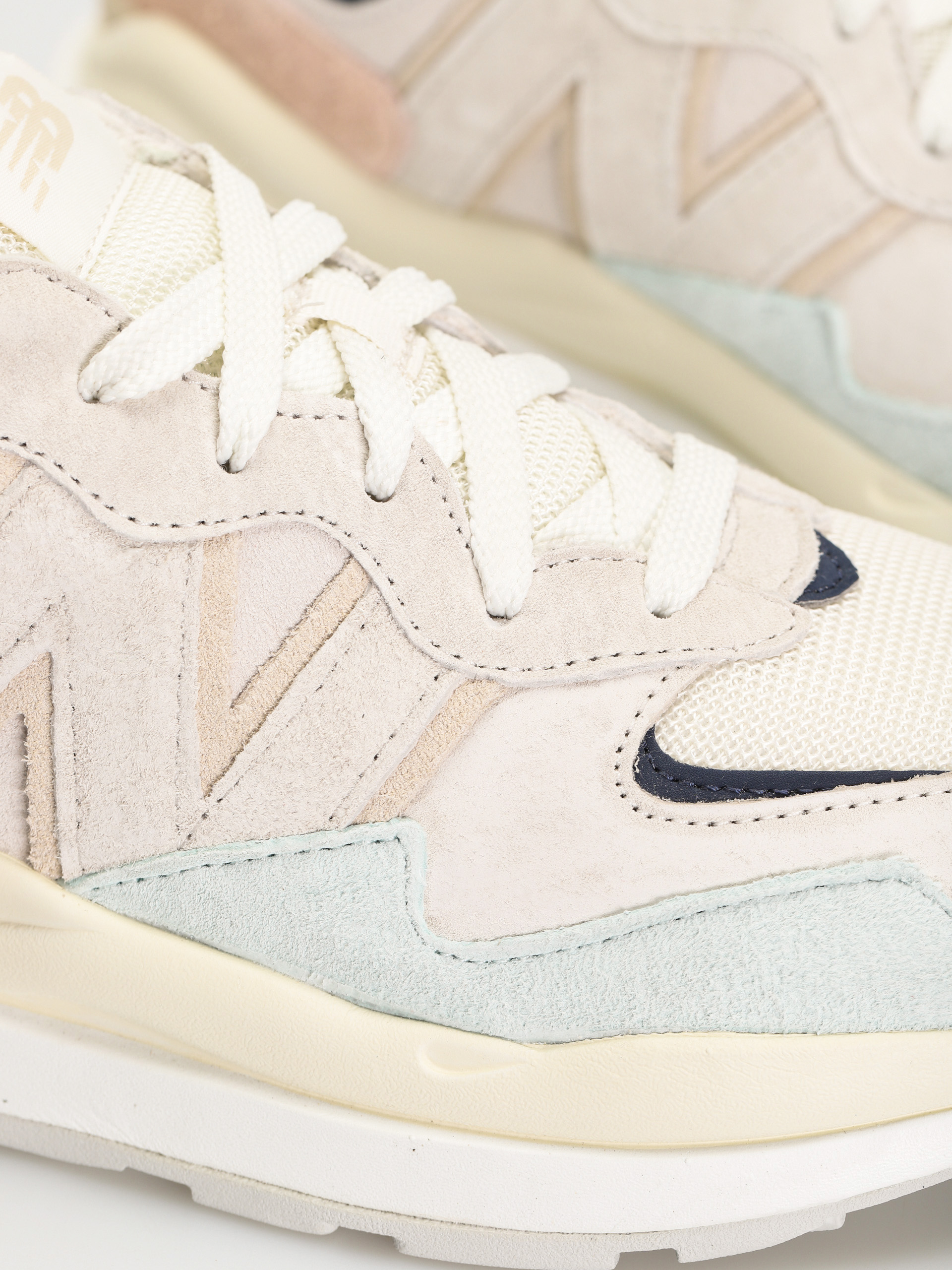 New Balance 5740 Shoes (sea salt)