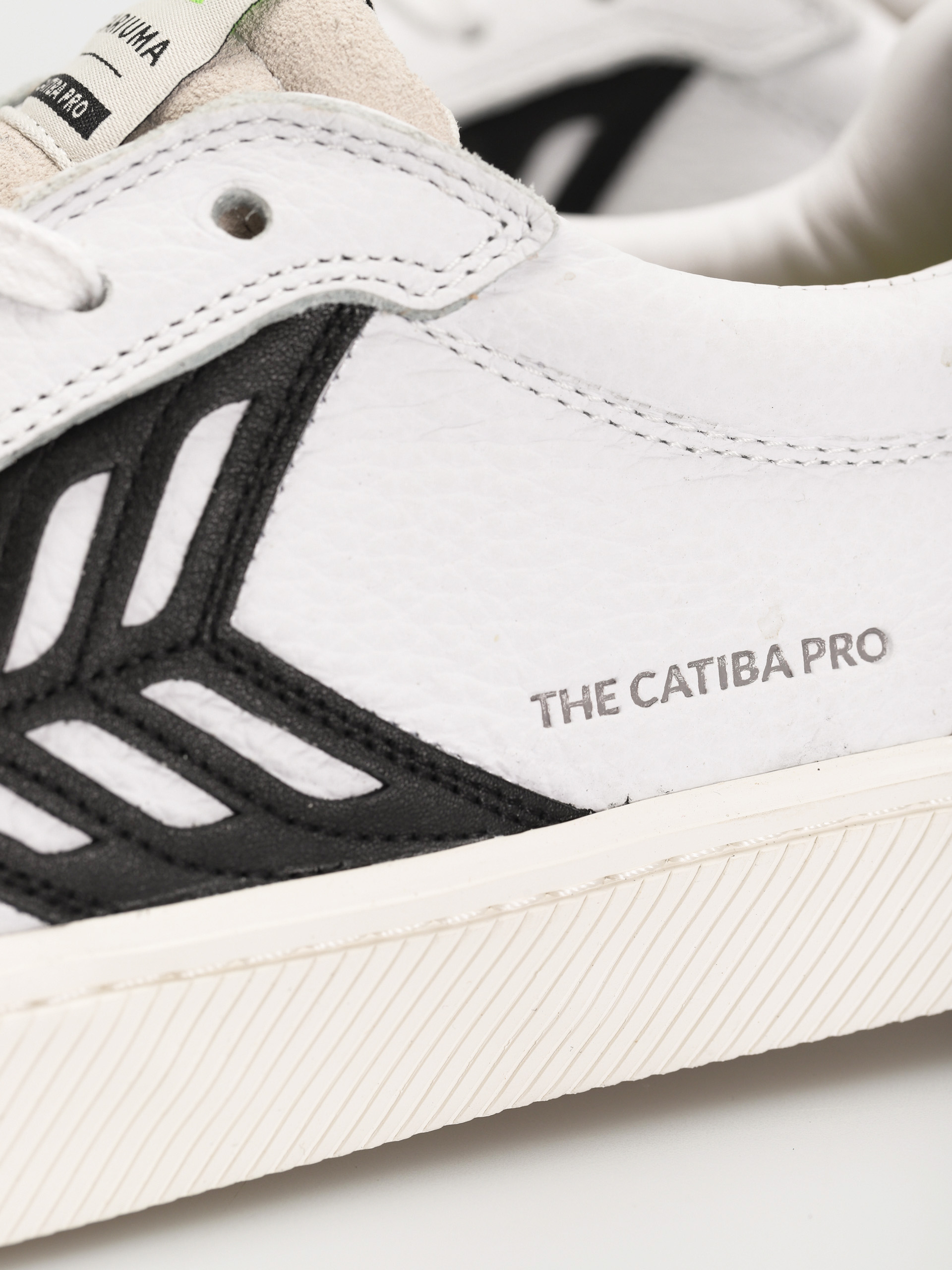 Cariuma Catiba Pro Shoes (white premium leather vintage white suede)