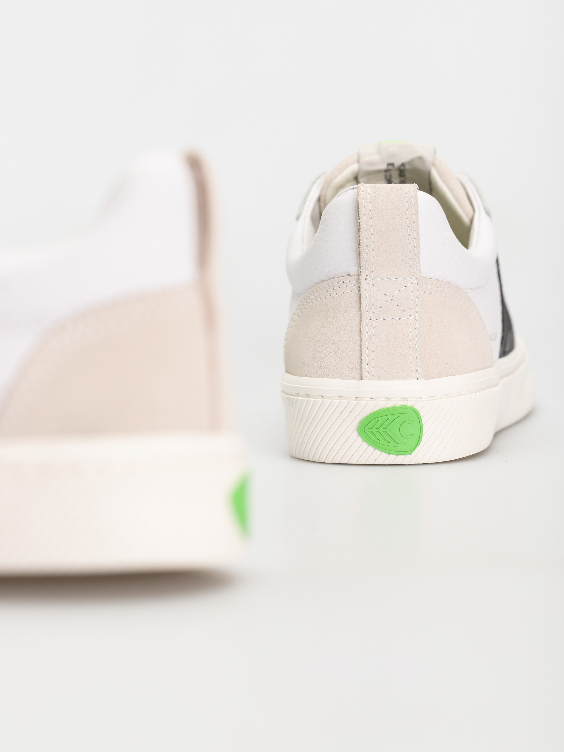 Cariuma Catiba Pro Shoes (white premium leather vintage white suede)