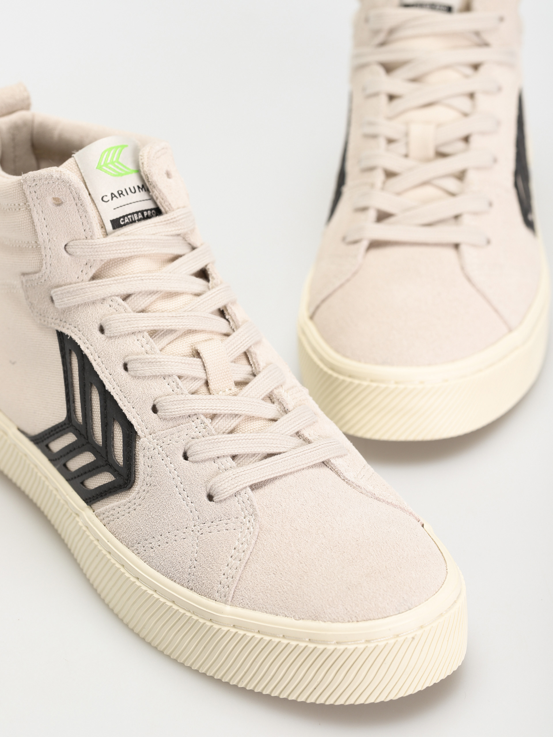 Cariuma Catiba High Pro Schuhe (vintage white suede and canvas black logo)