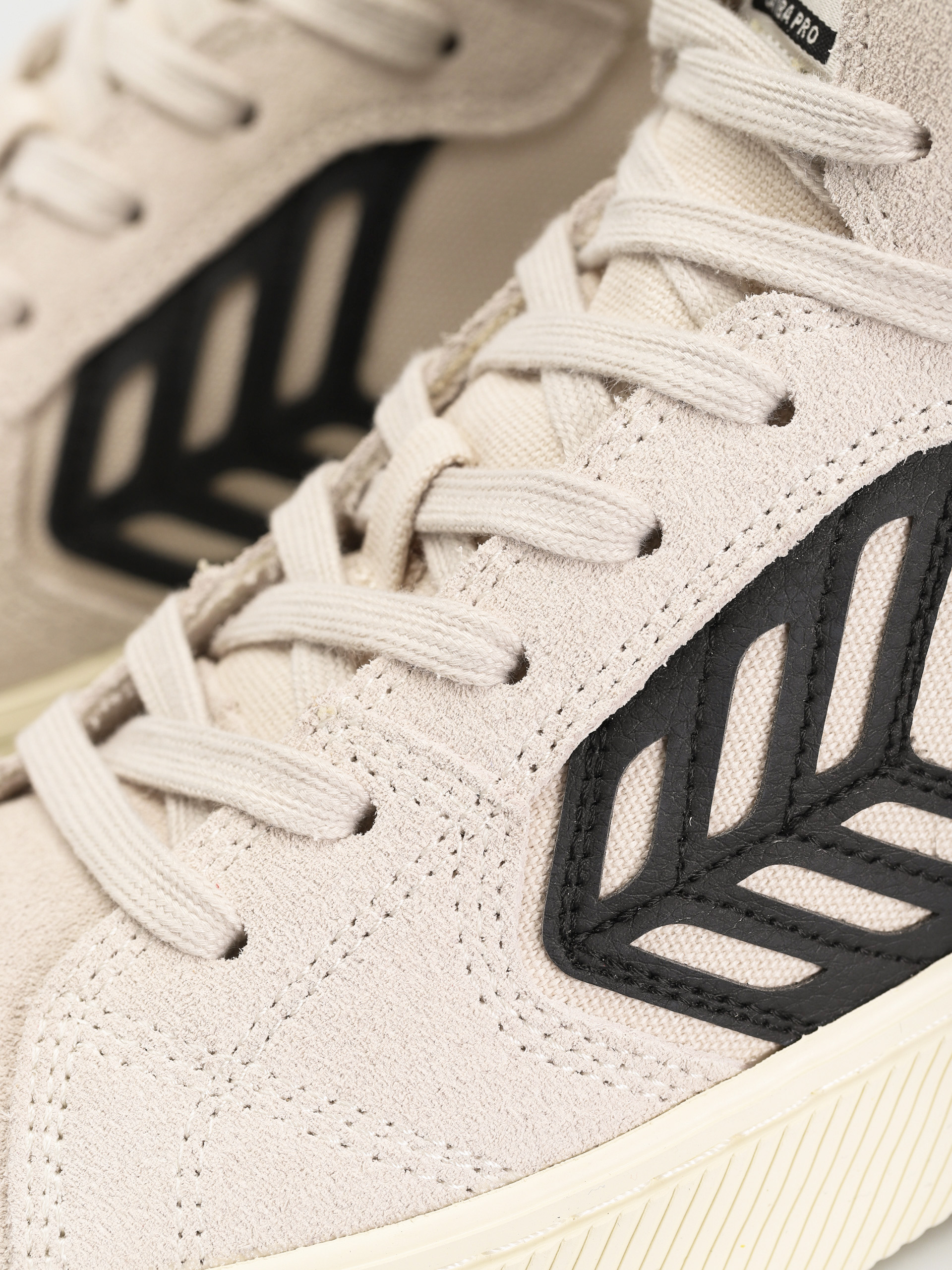Cariuma Catiba High Pro Schuhe (vintage white suede and canvas black logo)