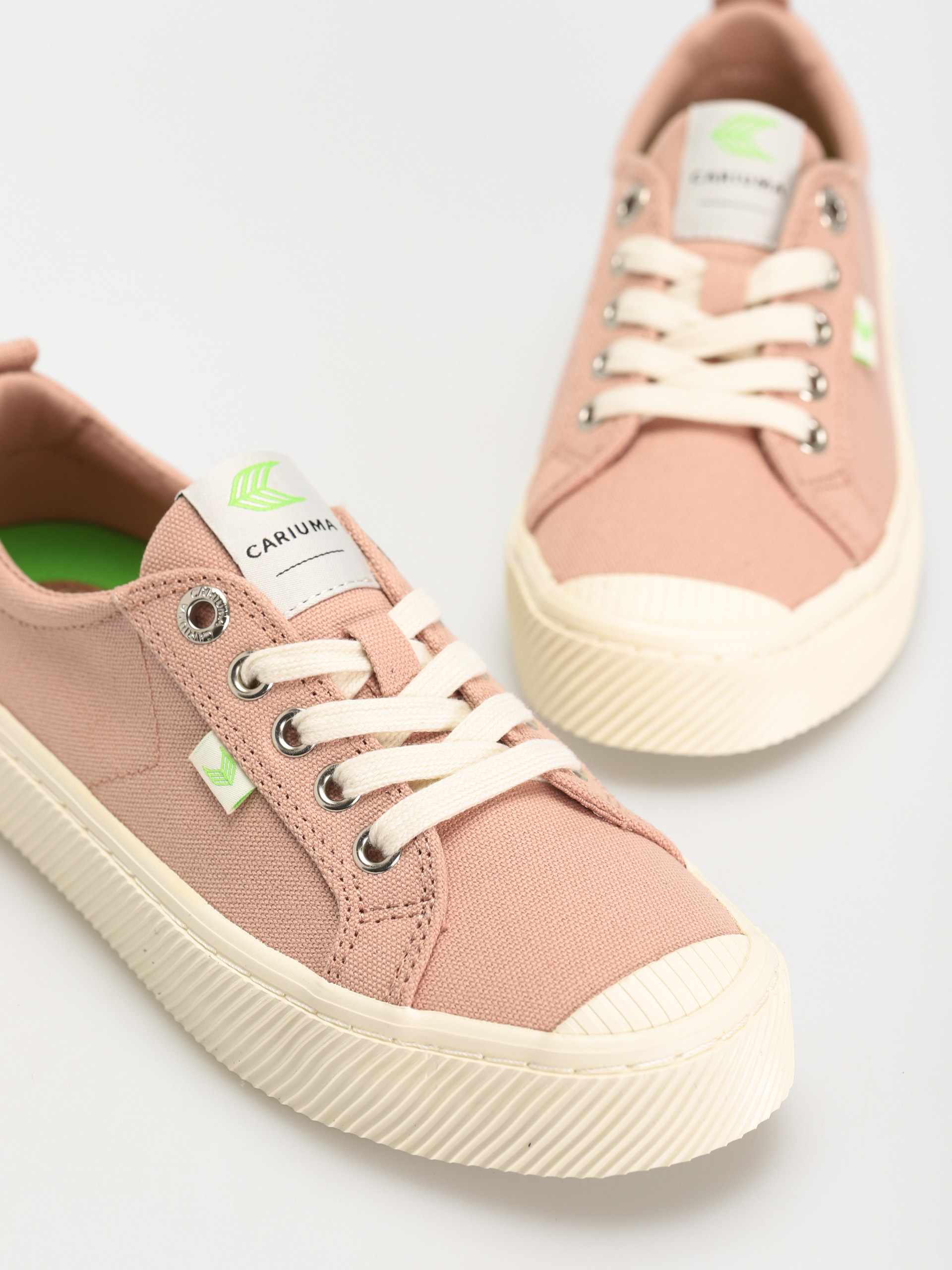 Cariuma Oca Low Shoes (rose canvas)