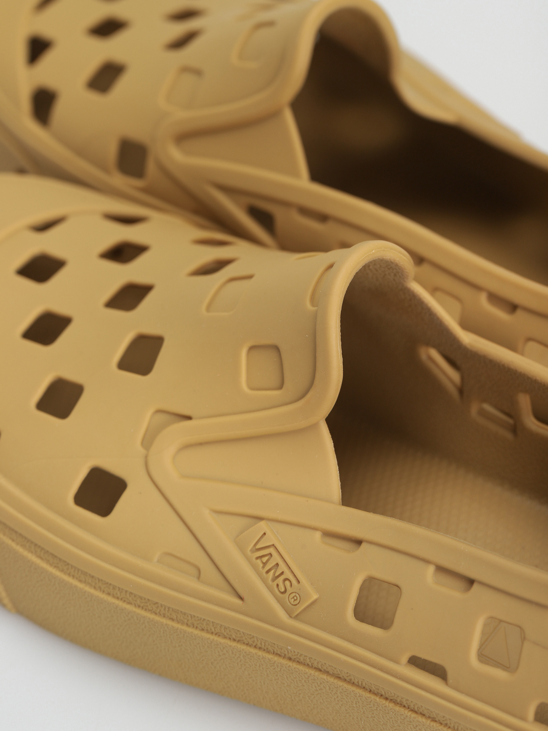 Vans Trek Slip On Shoes (mustard gold)