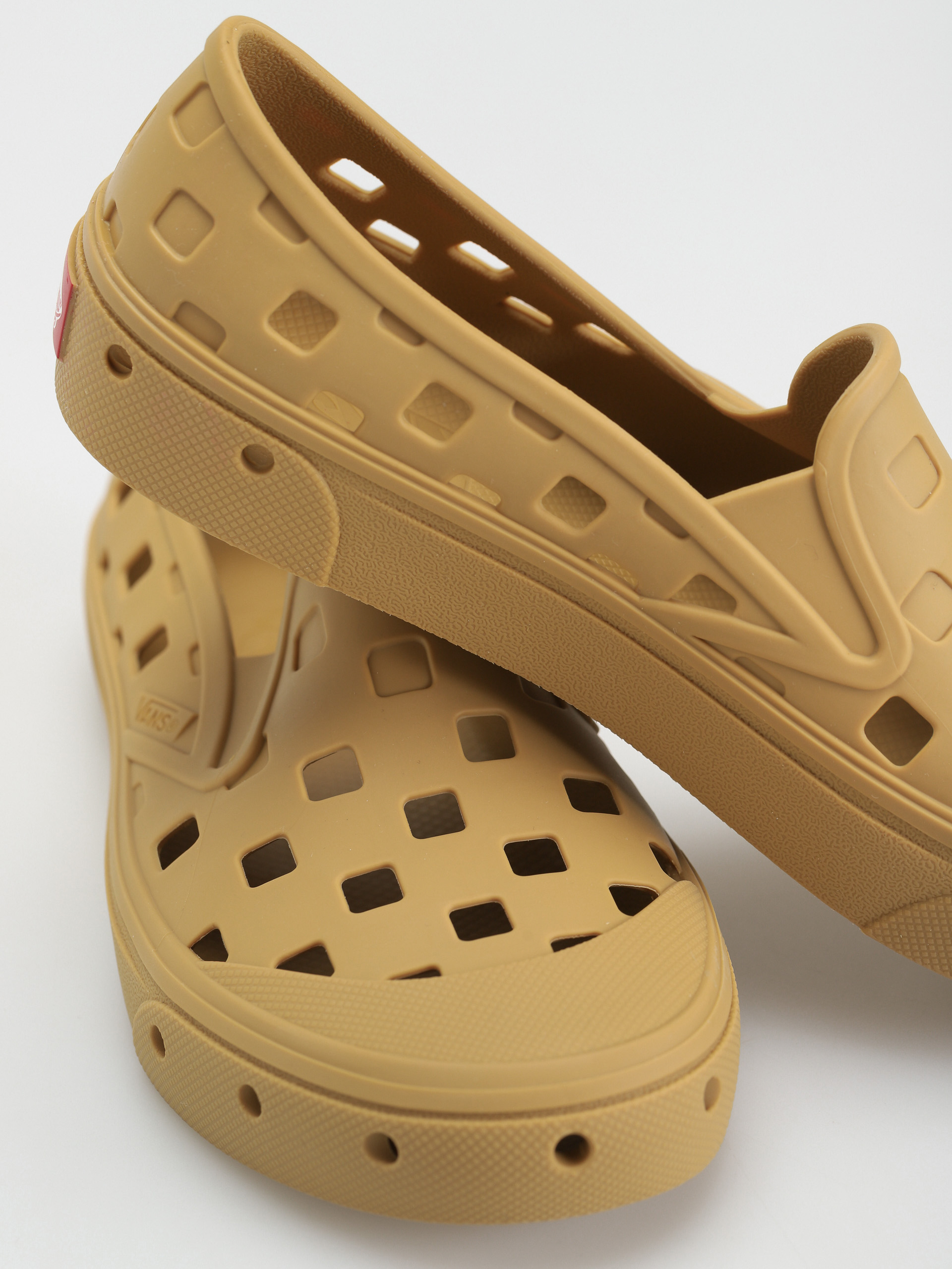 Vans Trek Slip On Shoes (mustard gold)