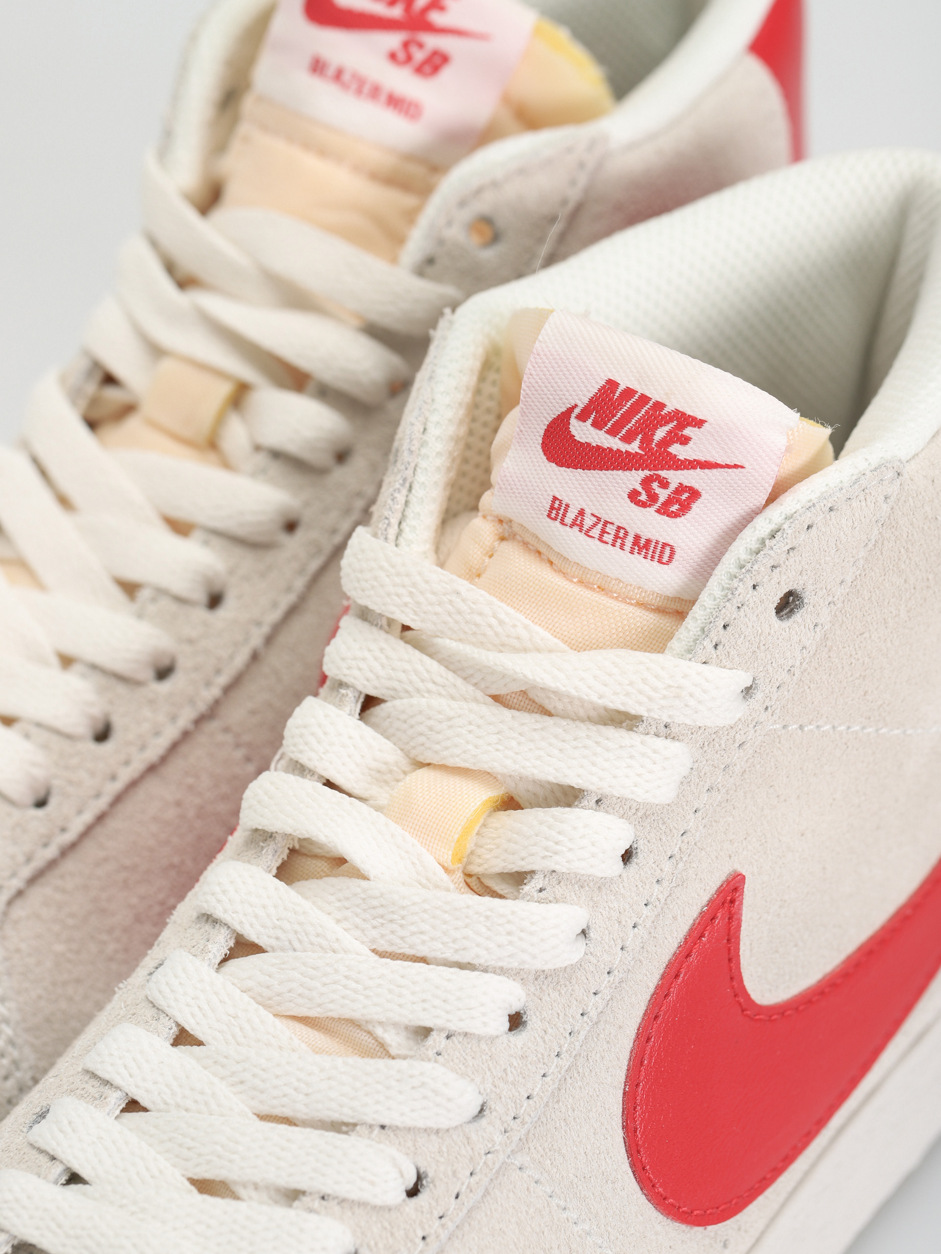 Nike SB Zoom Blazer Mid Shoes (summit white/university red summit white)