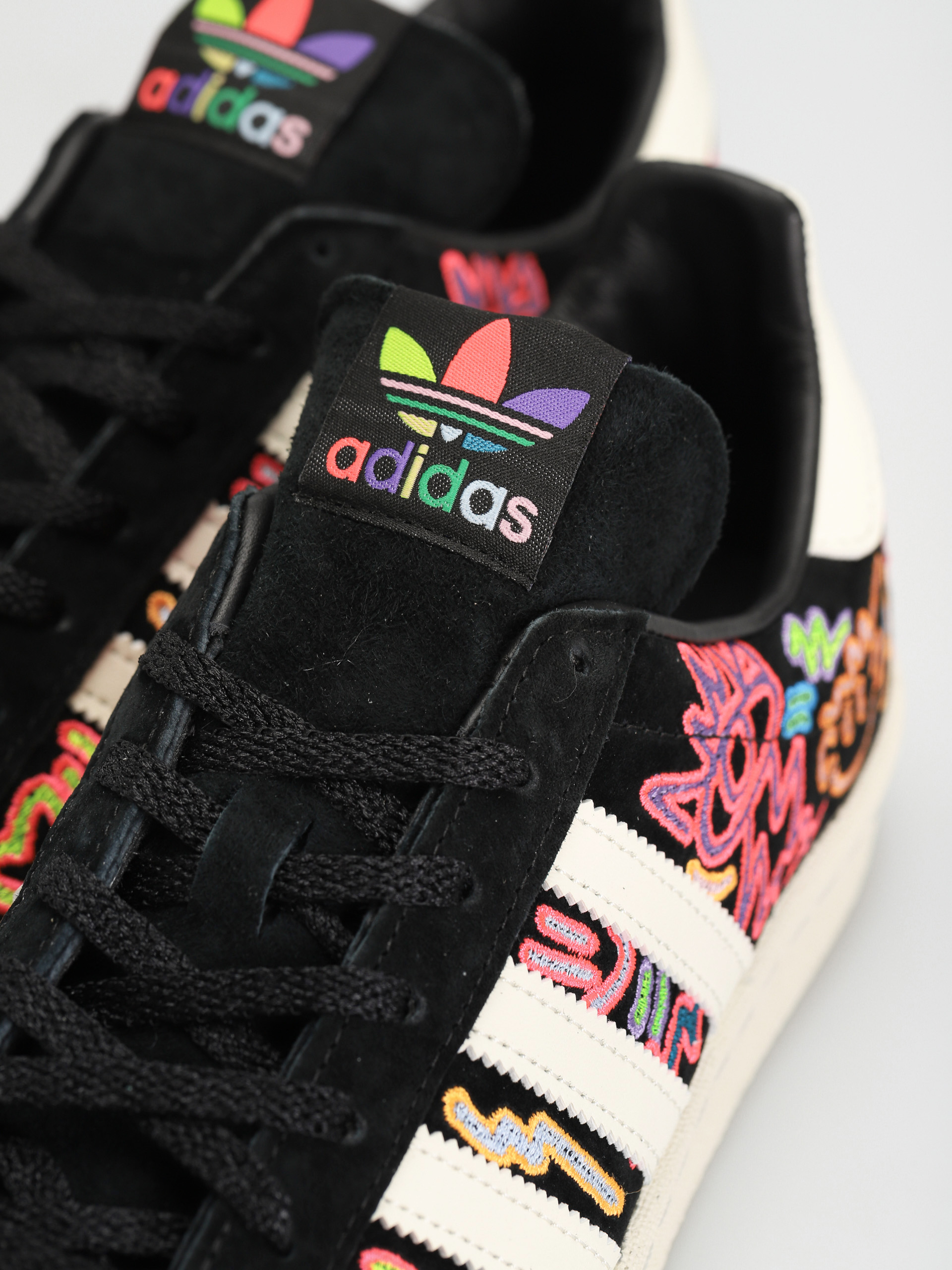 adidas Originals Campus 80S Pride Schuhe (owhite/cblack/owhite)