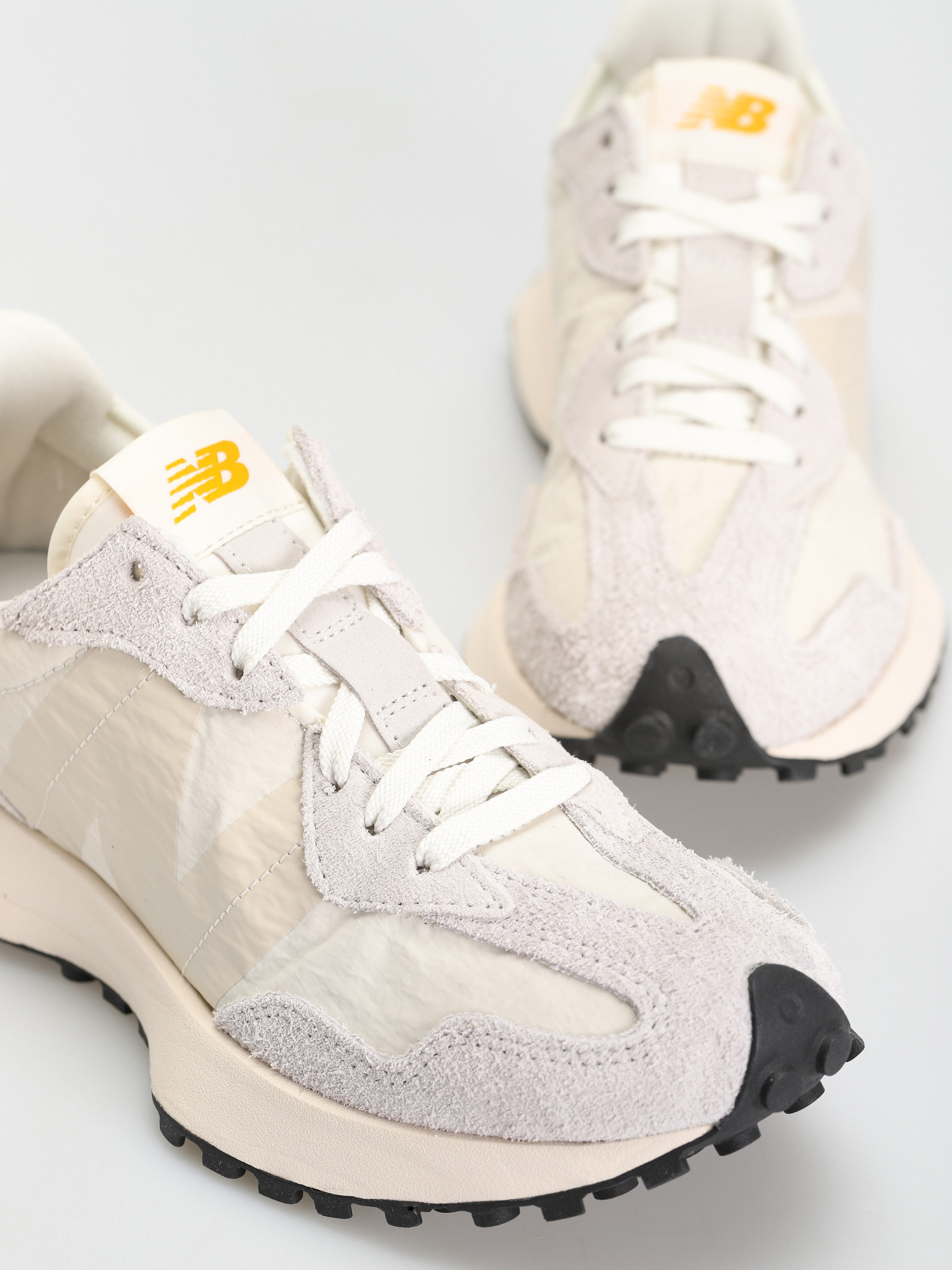 New Balance 327 Shoes (team away grey)