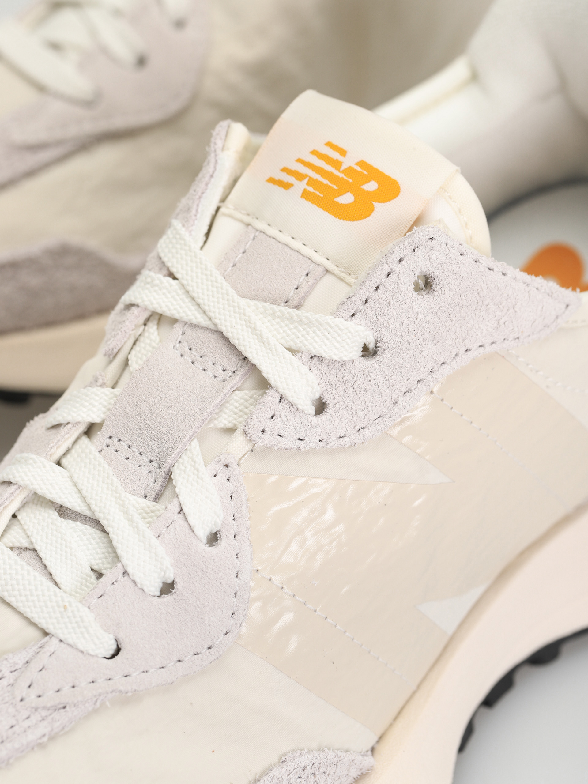 New Balance 327 Shoes (team away grey)