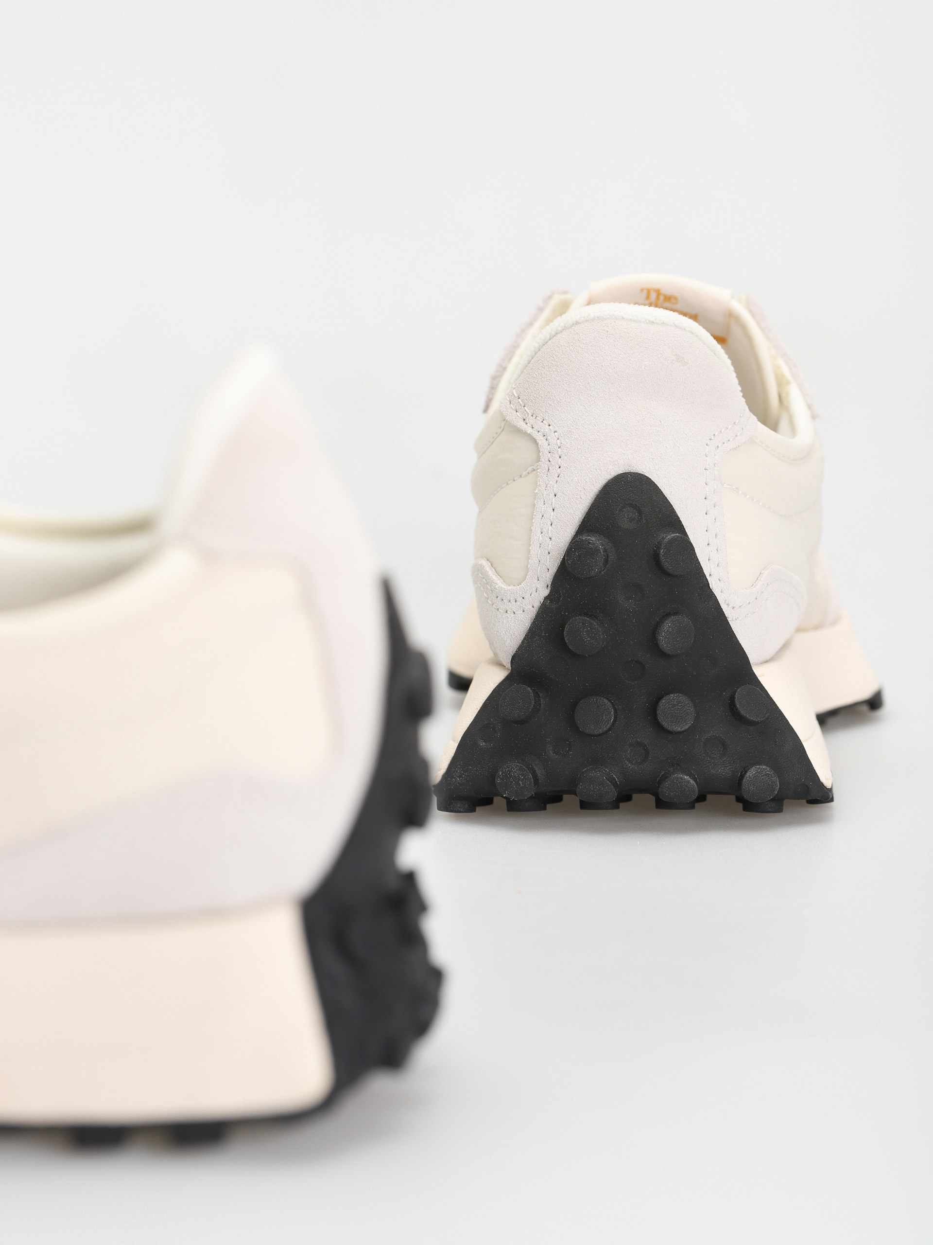 New Balance 327 Shoes (team away grey)