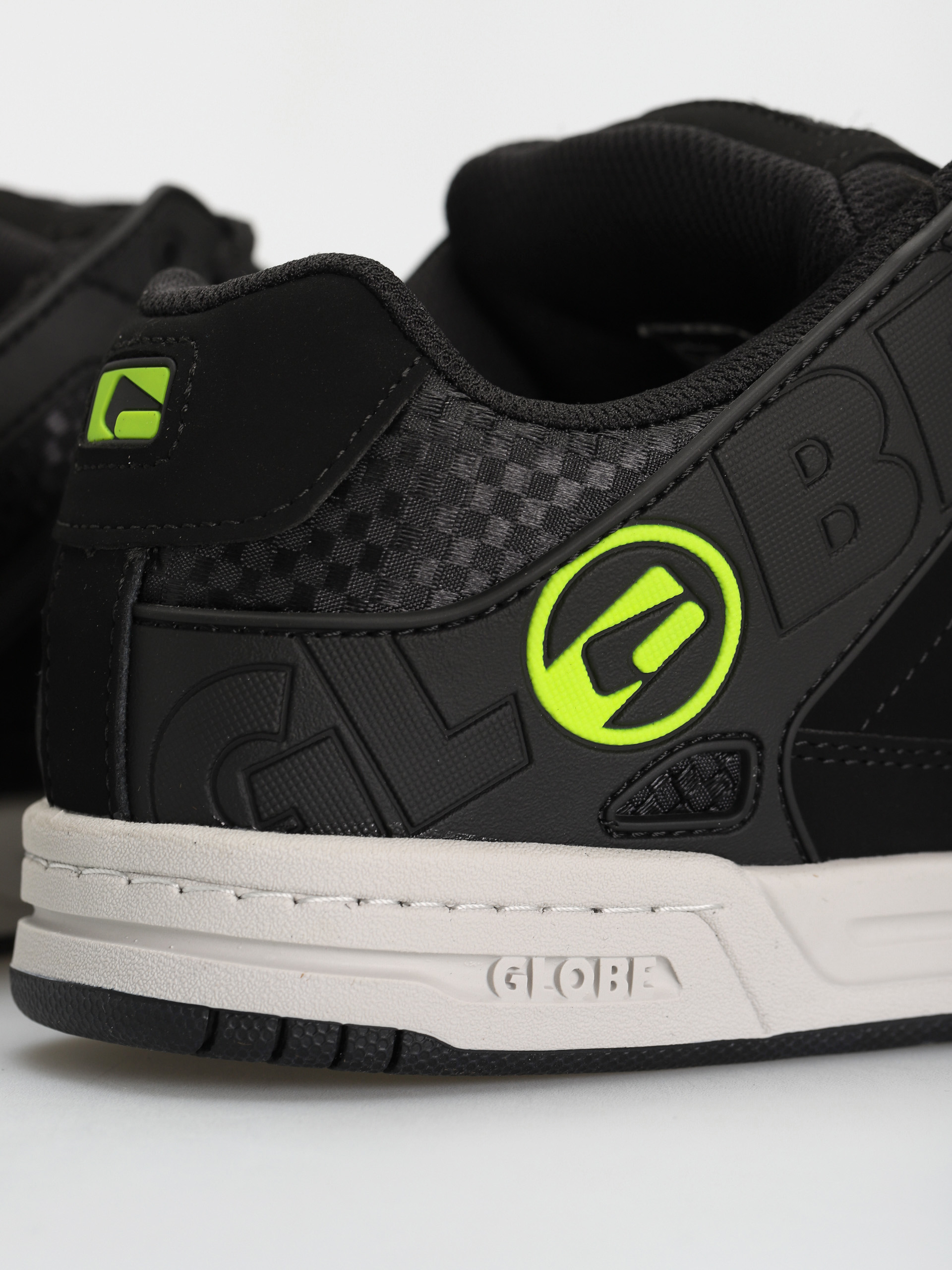 Globe Tilt Shoes (black/acid)