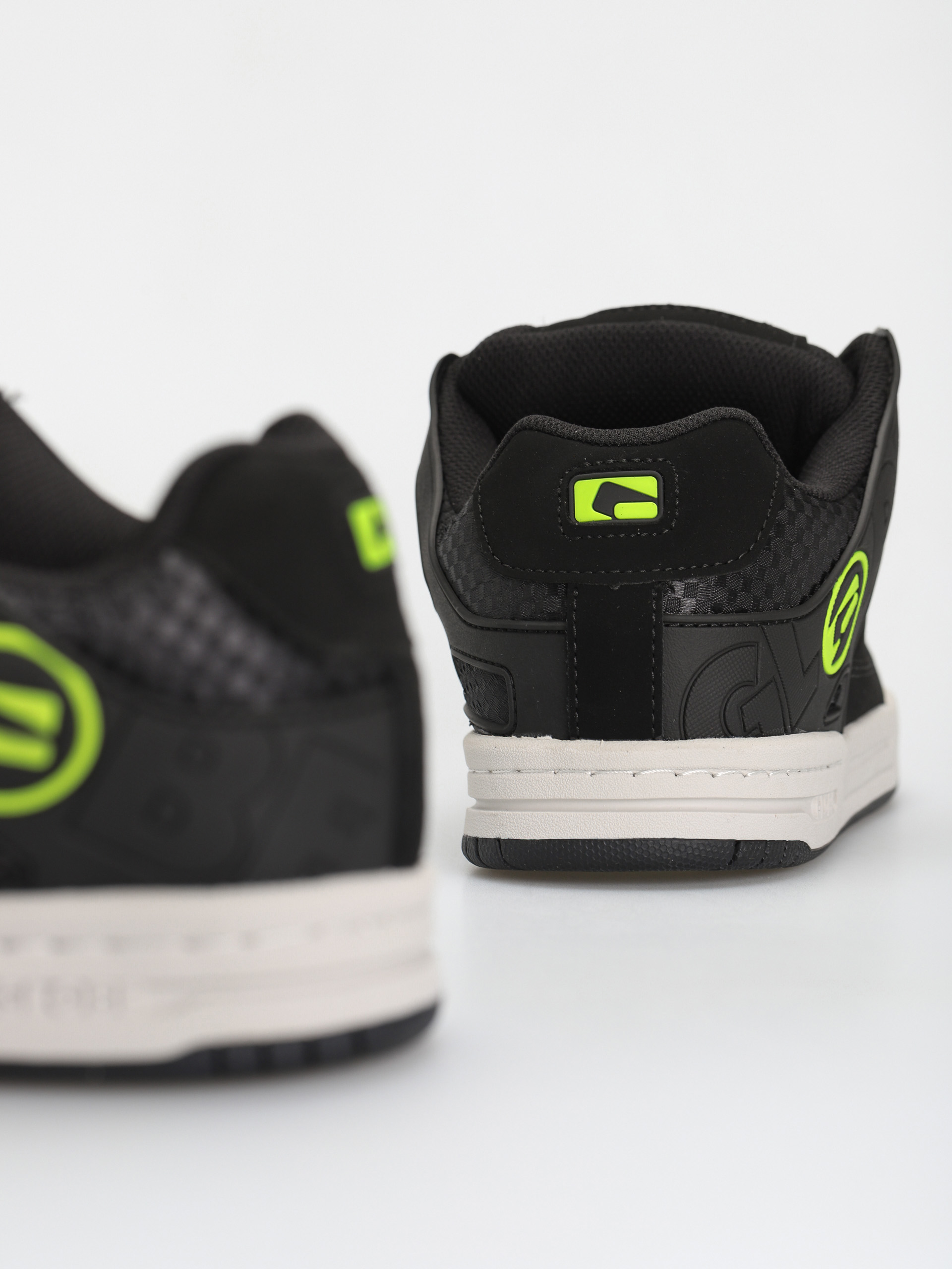 Globe Tilt Shoes (black/acid)