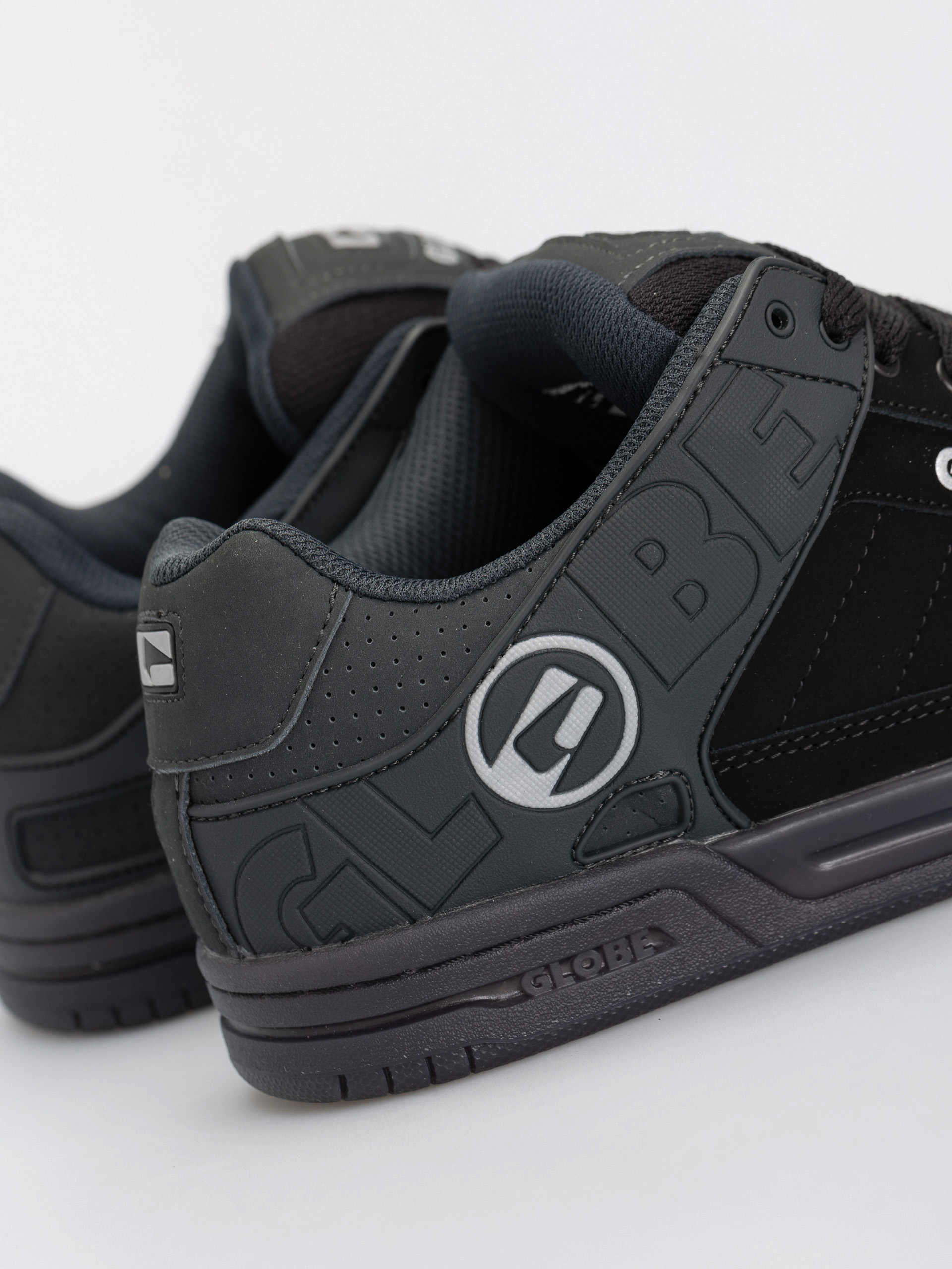 Globe Tilt Shoes (black/night/silver)