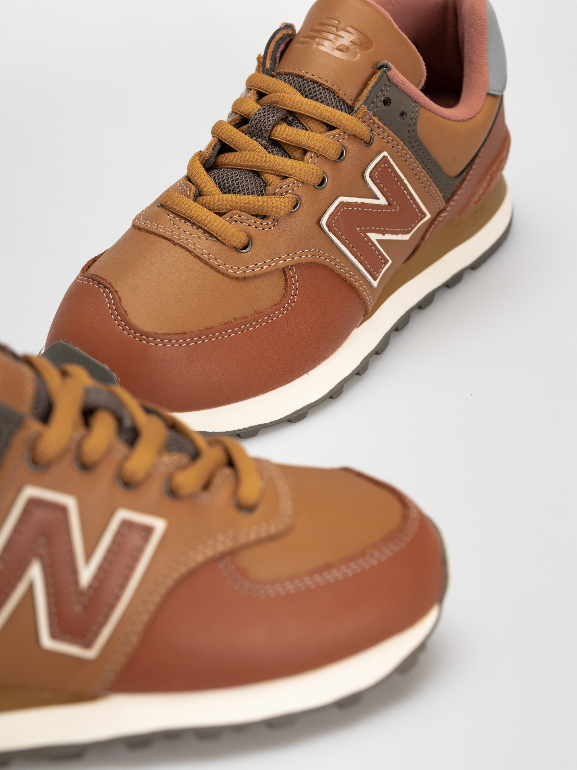 New Balance 574 Shoes (brown)