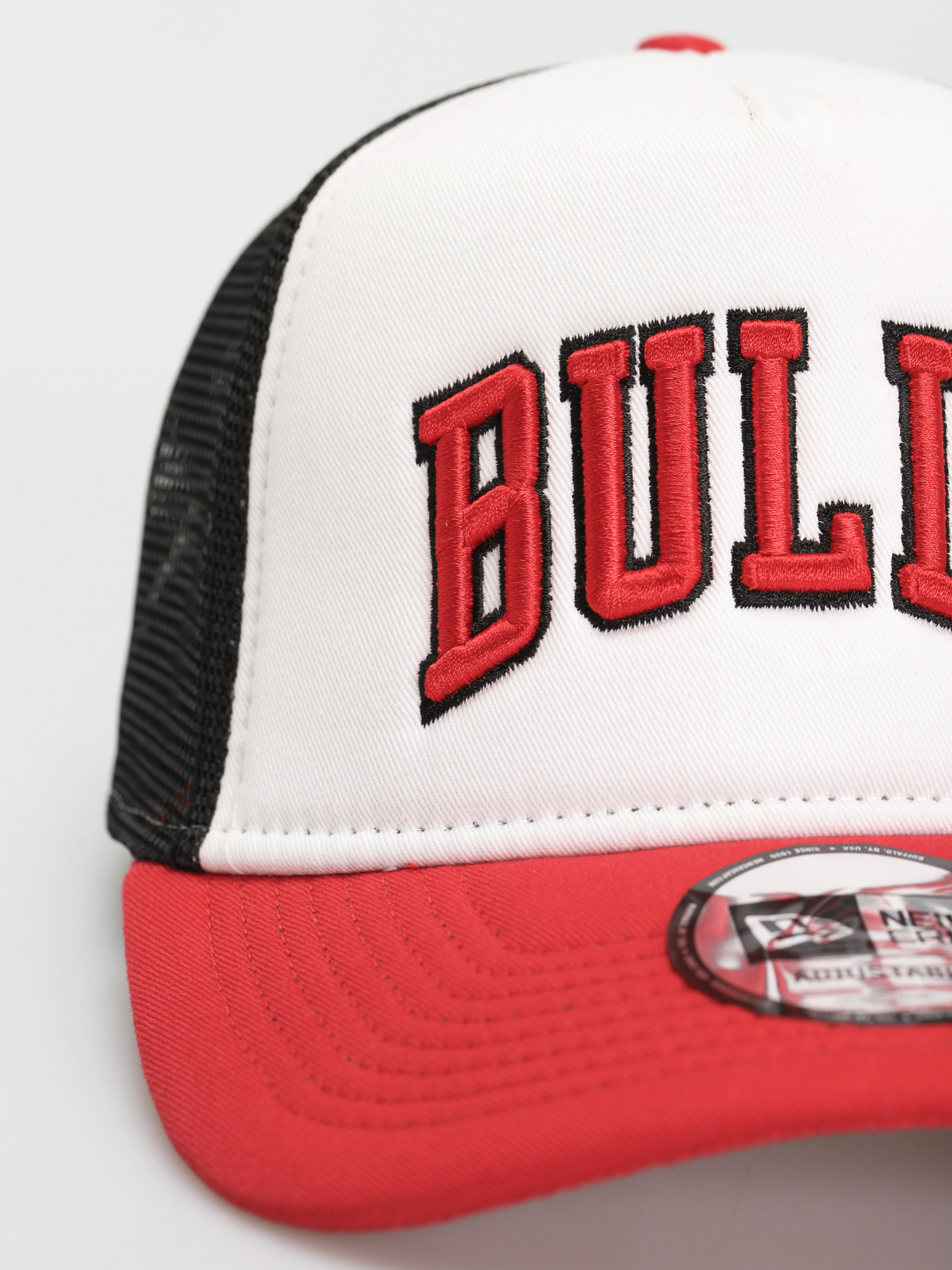 New Era Team Colour Block Trucker Chicago Bulls Cap (red/white/black)