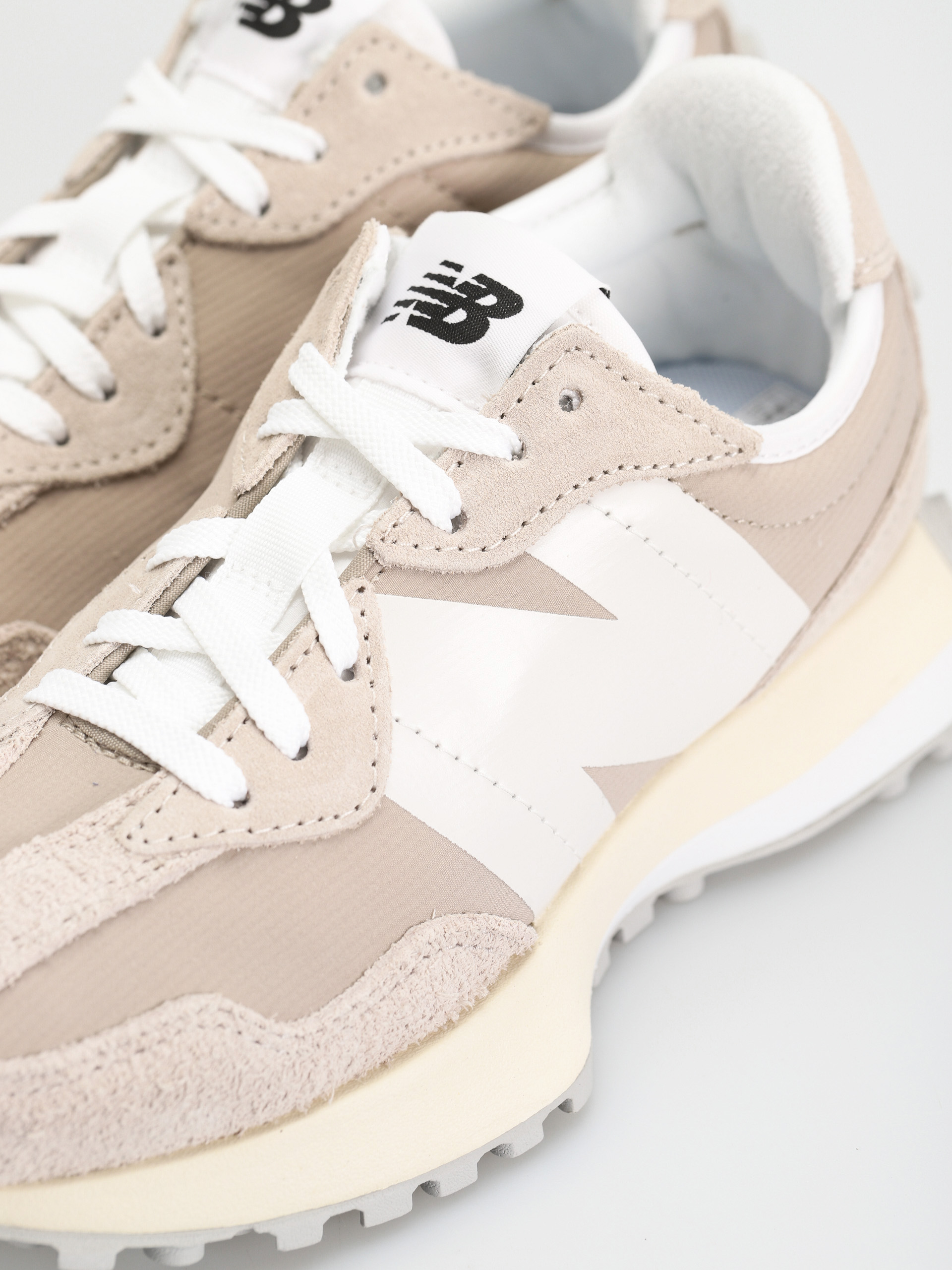 New Balance 327 Shoes Wmn (timberwolf)