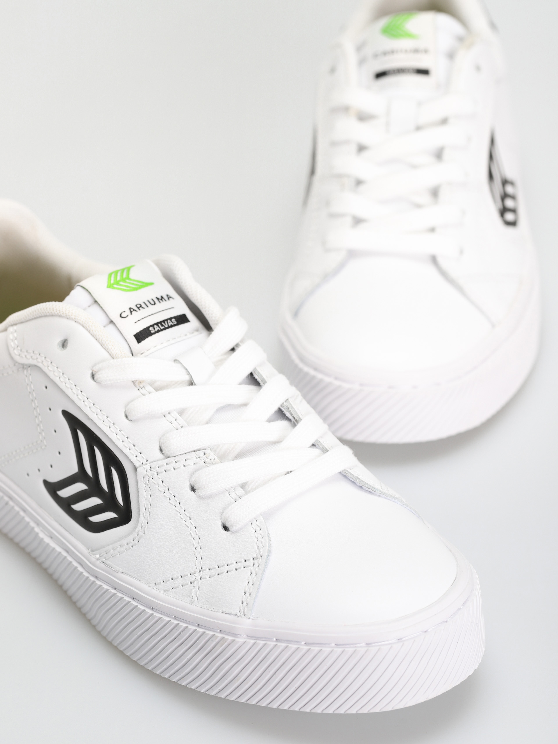 Cariuma Salvas Shoes (white/black)