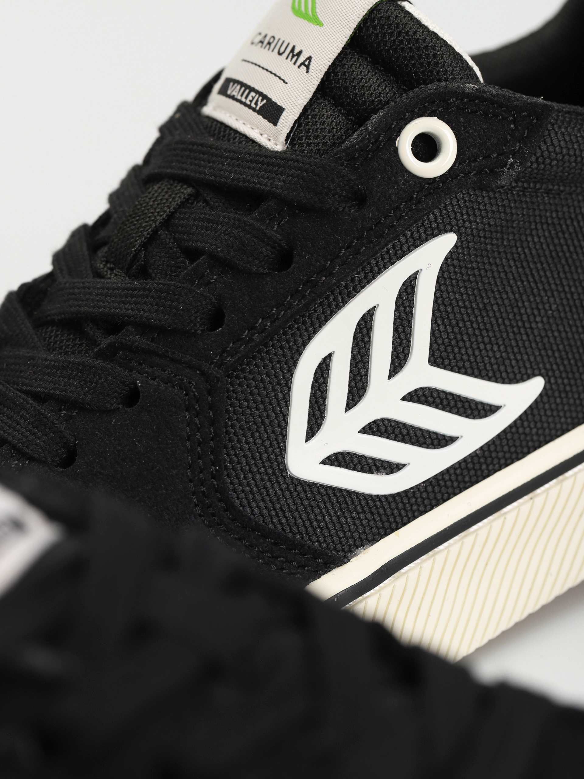 Cariuma Vallely Shoes (black/ivory)