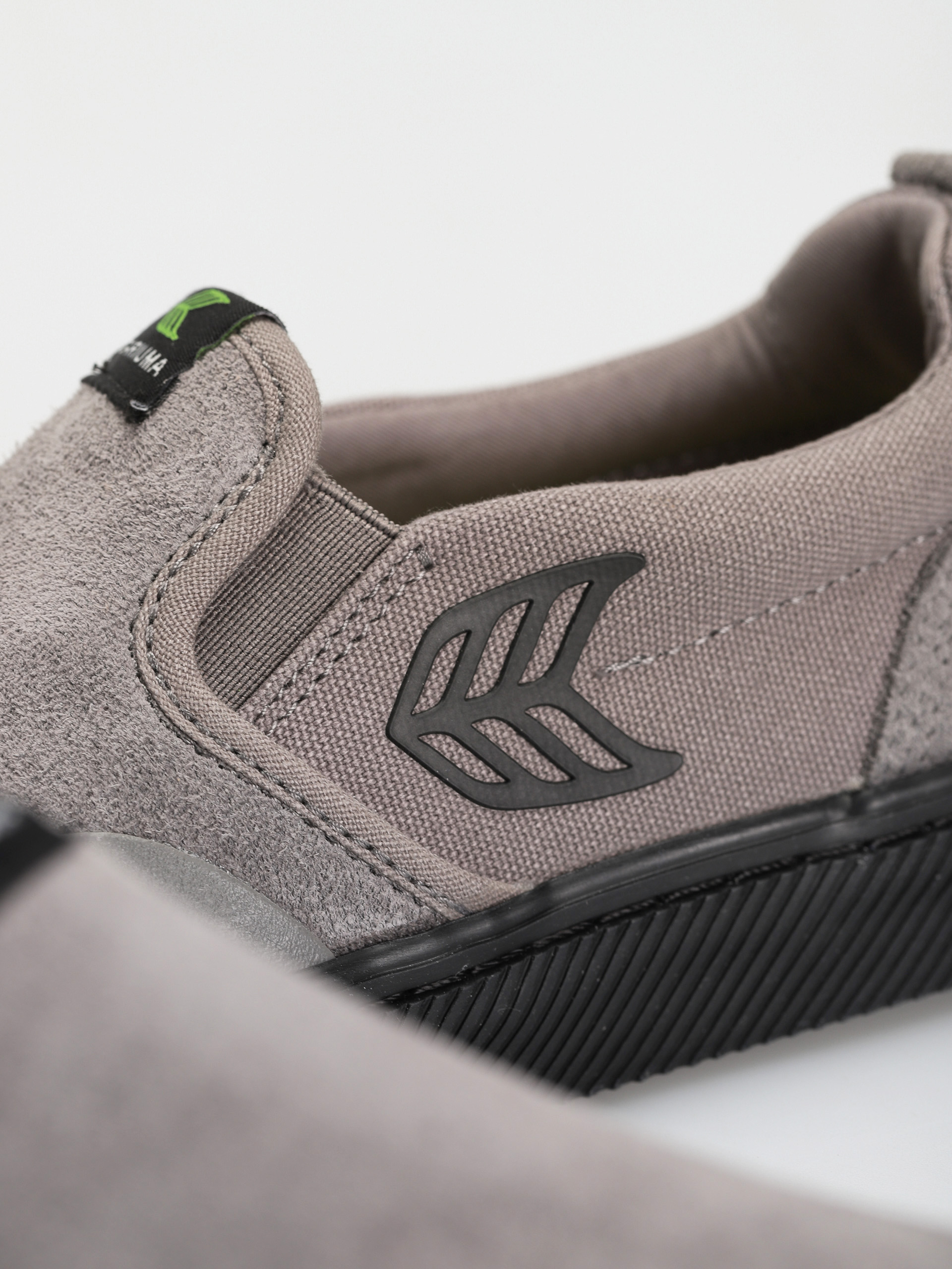 Cariuma Catiba Pro Slip On Shoes (grey/black)