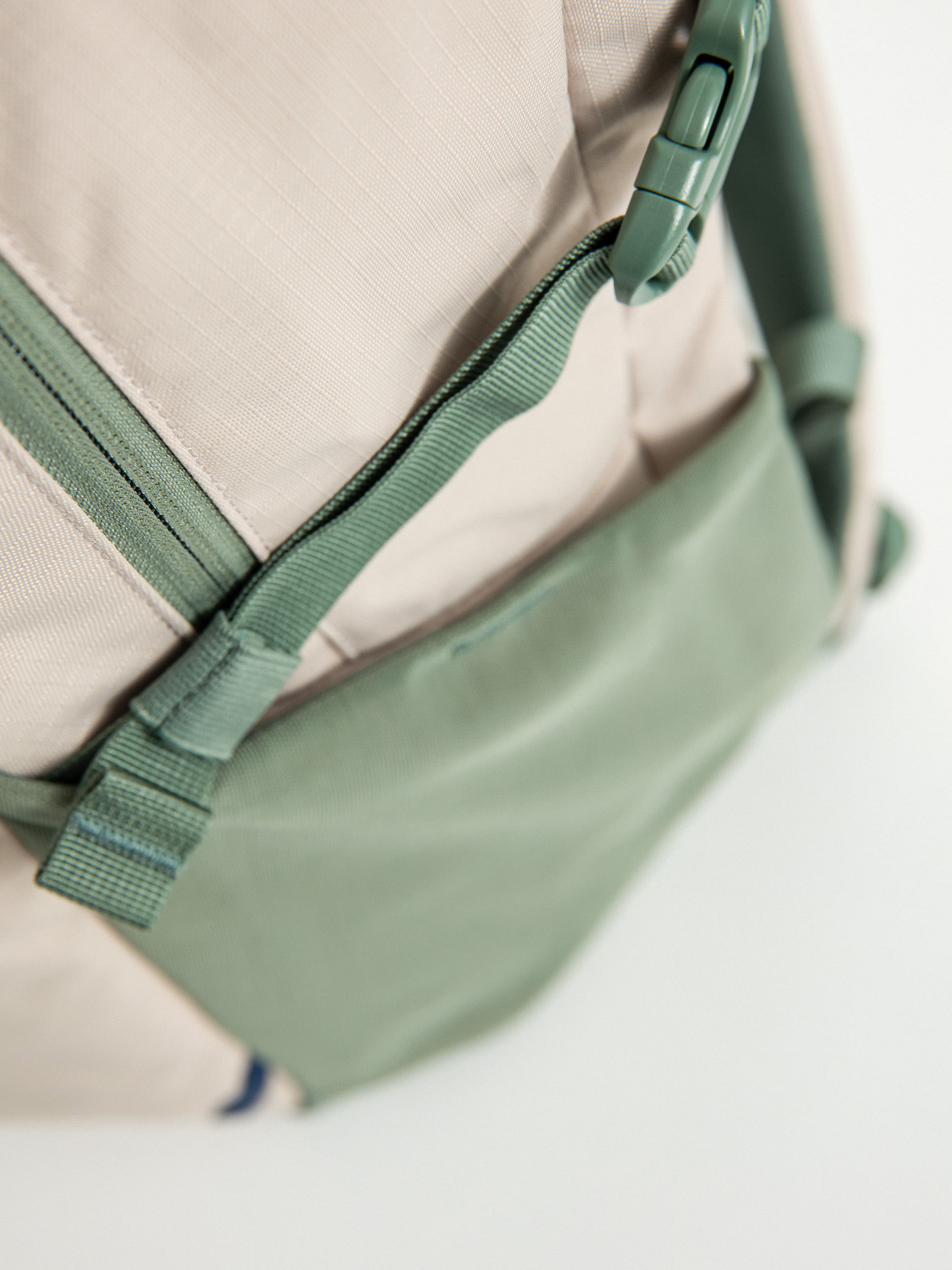 Patagonia Refugio Day Pack 26L Backpack (hemlock green)