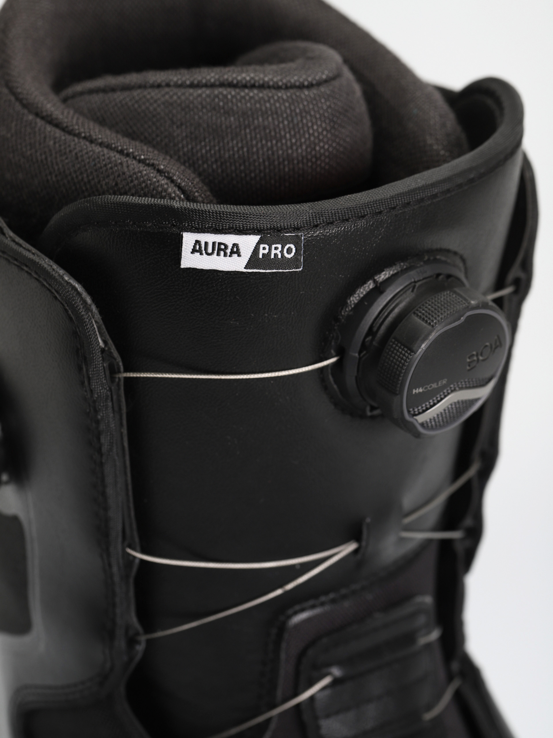 Mens Vans Aura Pro Snowboard boots (black/white)