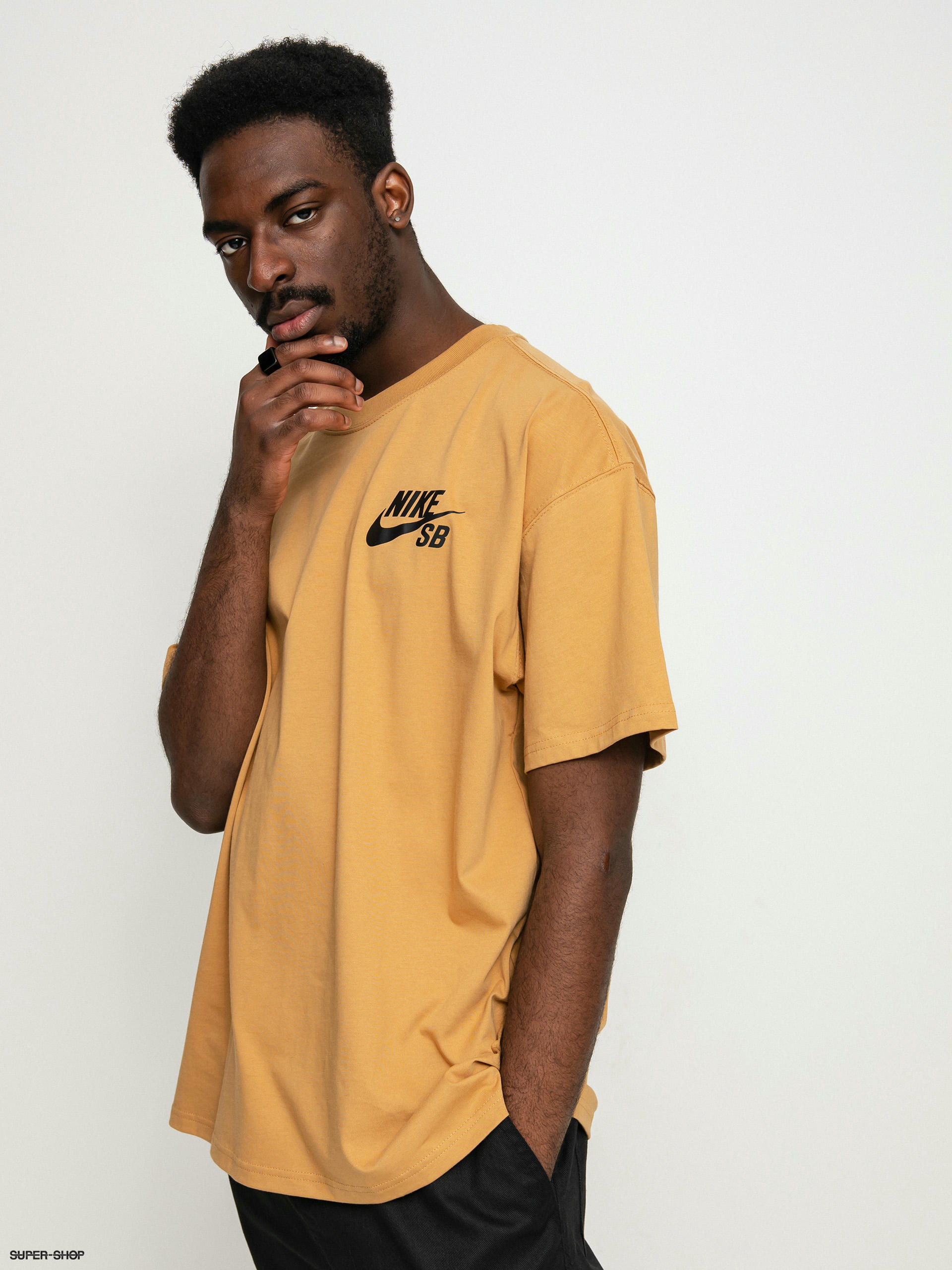 Nike t outlet shirt gold logo