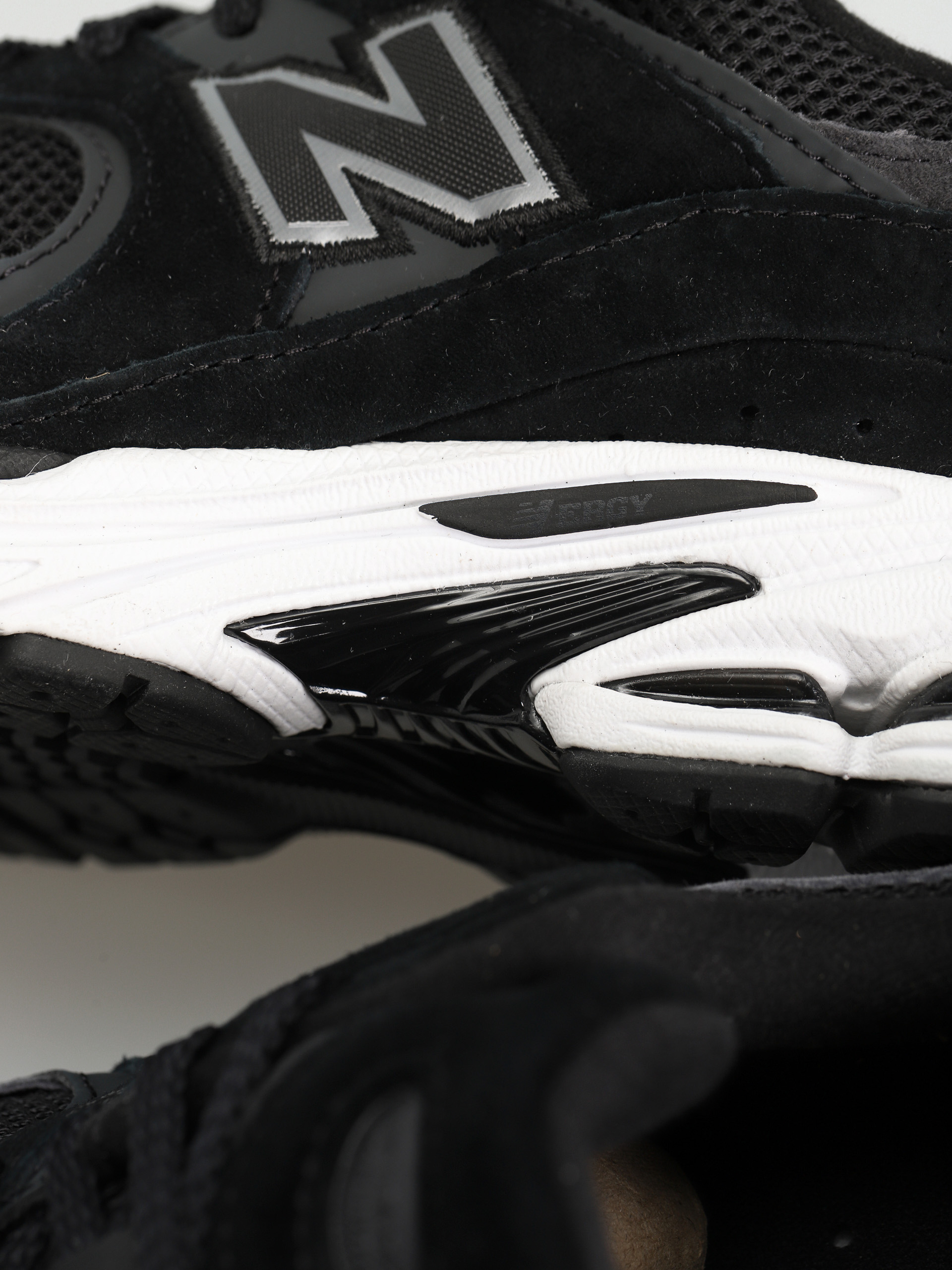 New Balance 2002 Shoes (black)