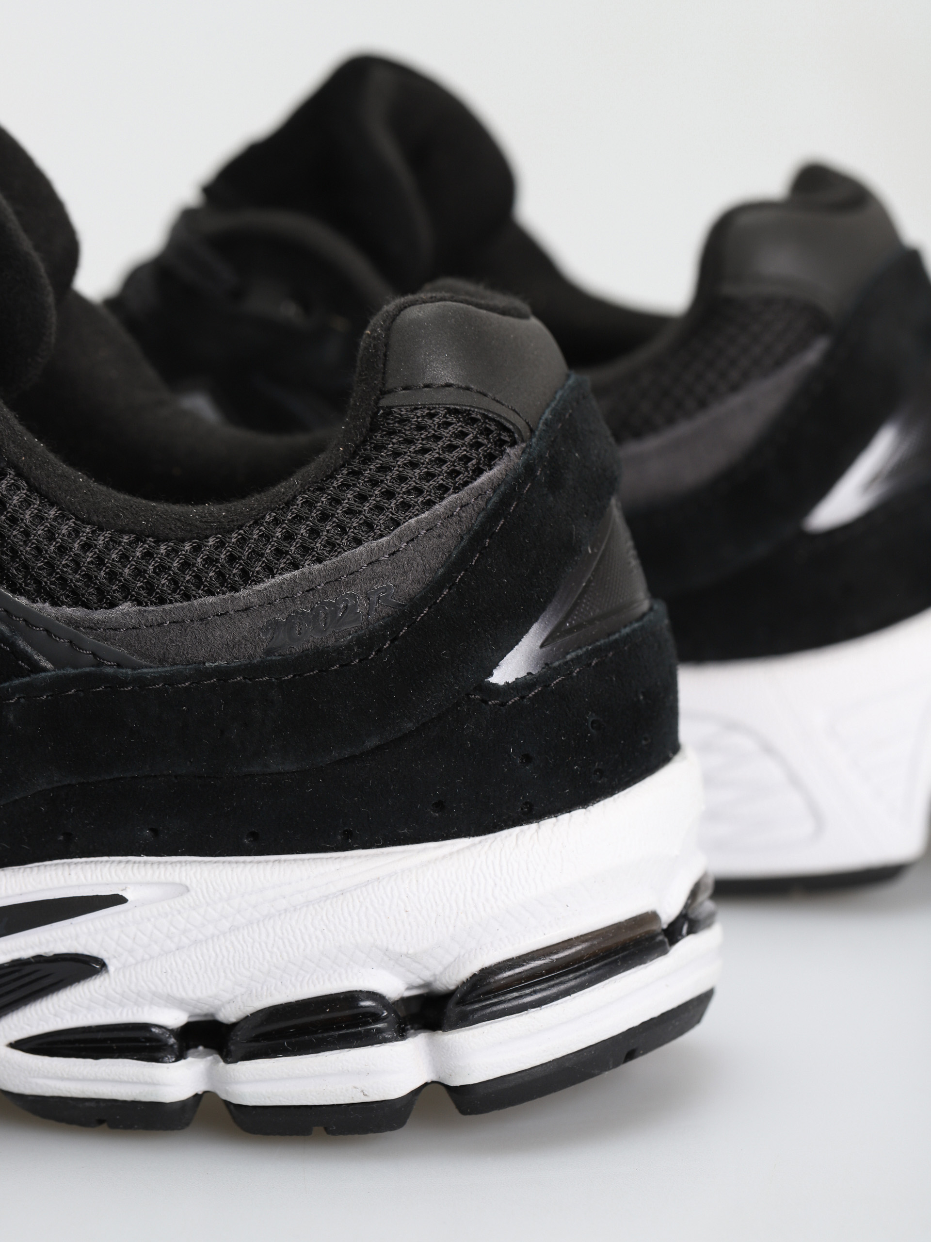 New Balance 2002 Shoes (black)