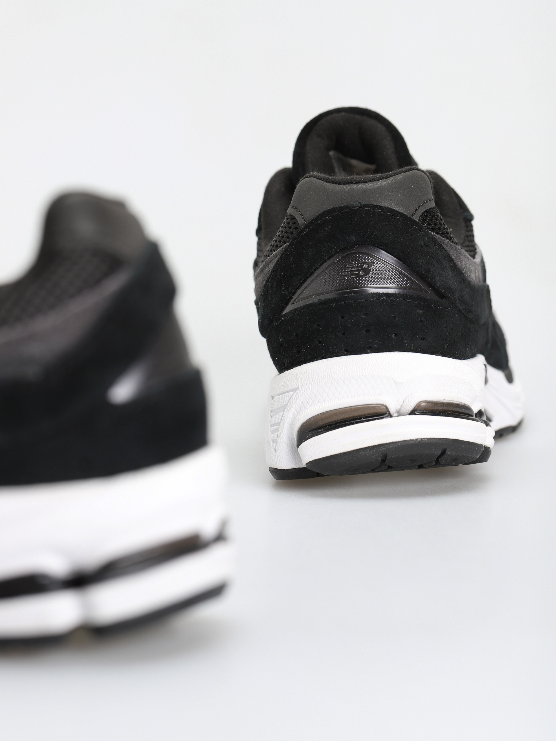 New Balance 2002 Shoes (black)