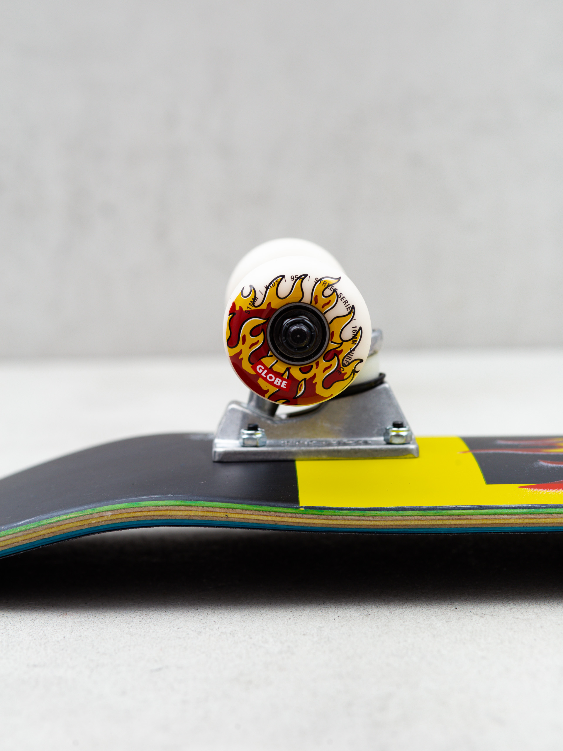 Globe Kids Alight Mini Skateboard (black maple/red)