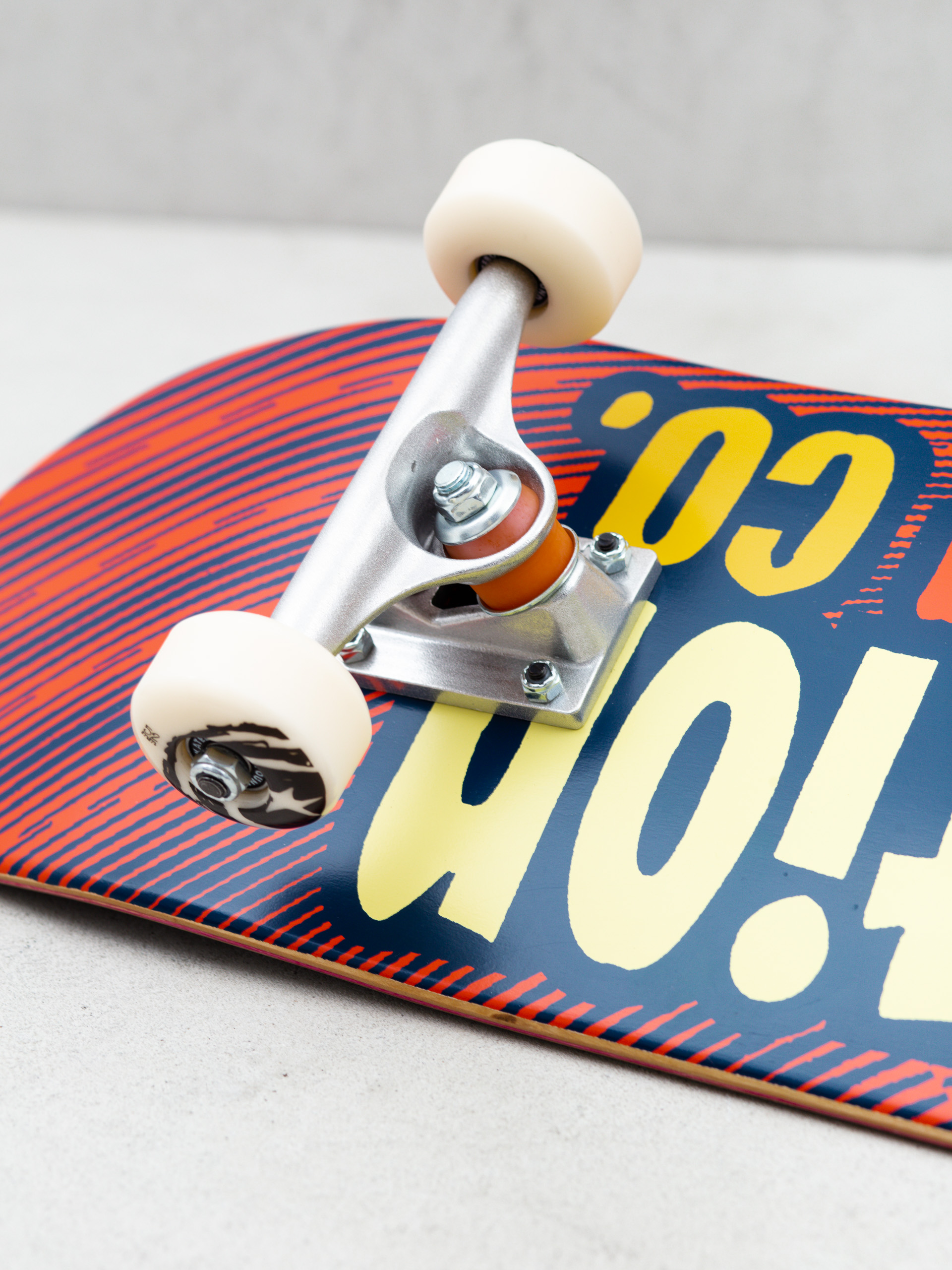 Foundation Star Tan Skateboard (red/navy)