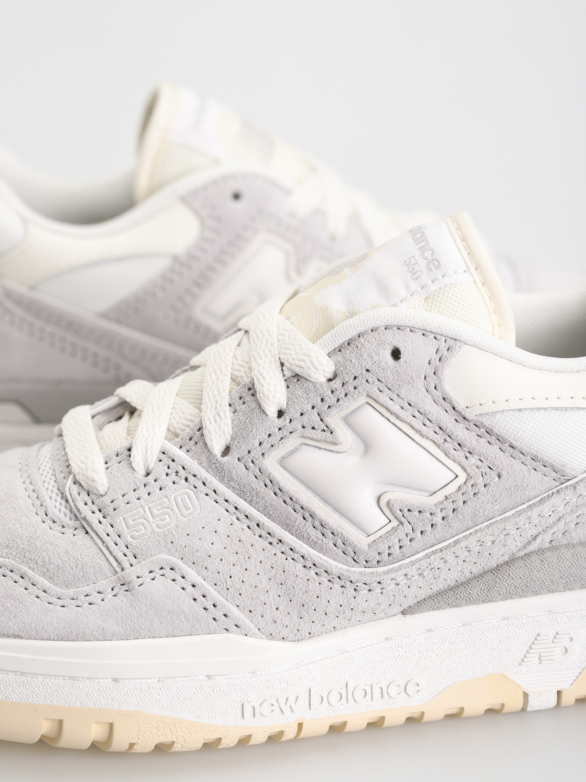 New Balance 550 Shoes (grey suede)