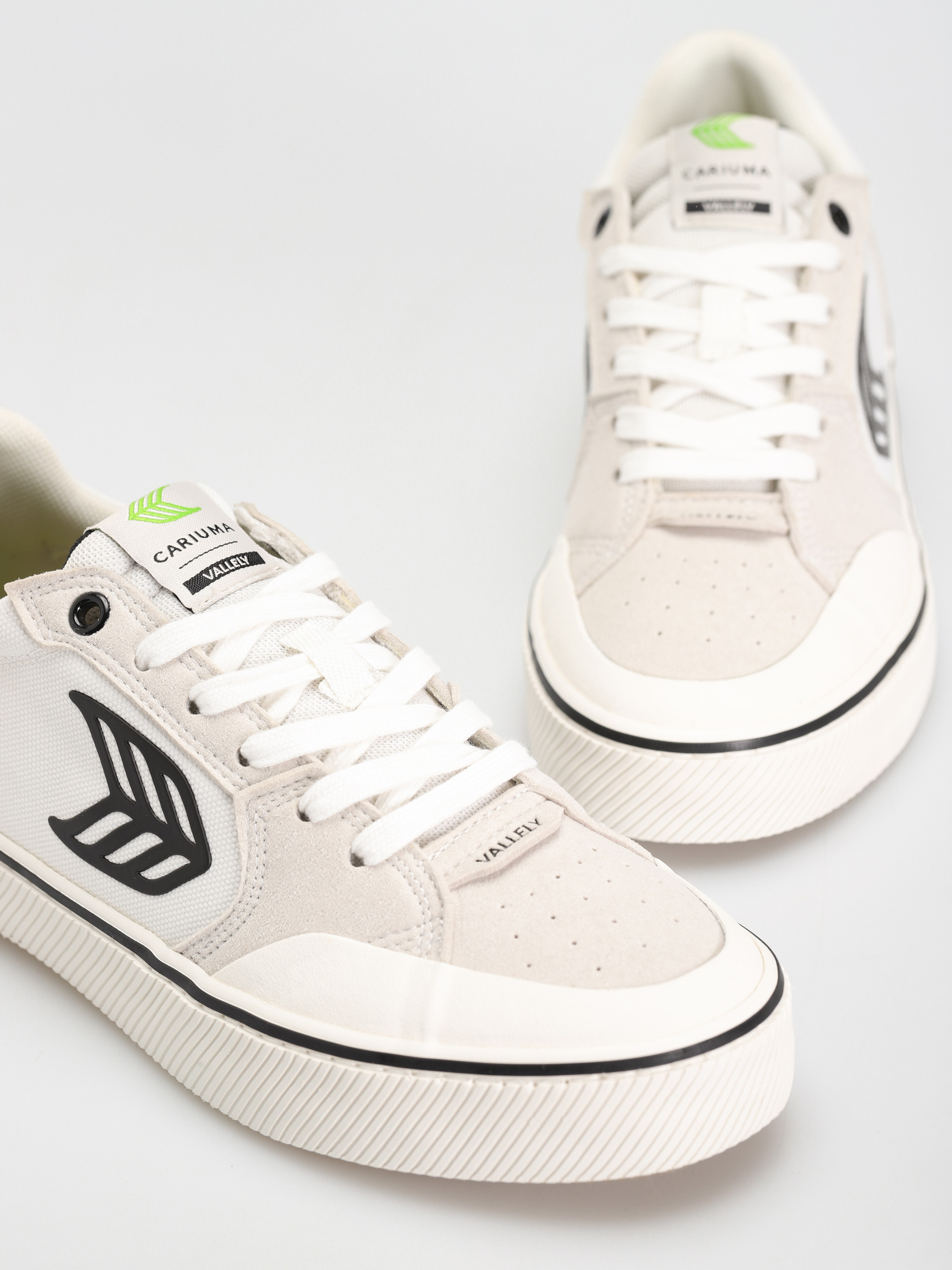 Cariuma Vallely Shoes (off white vintage/black)