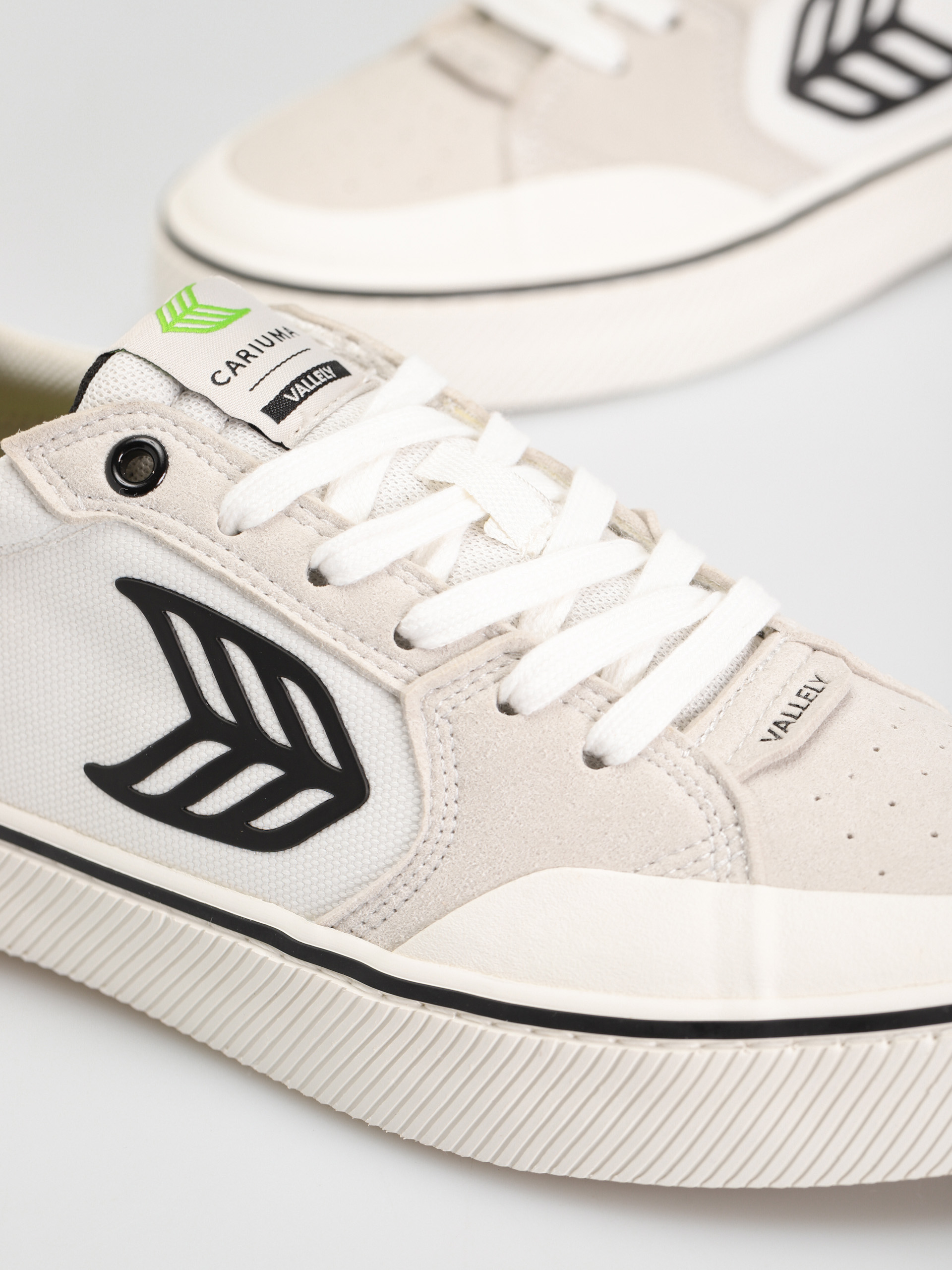 Cariuma Vallely Shoes (off white vintage/black)