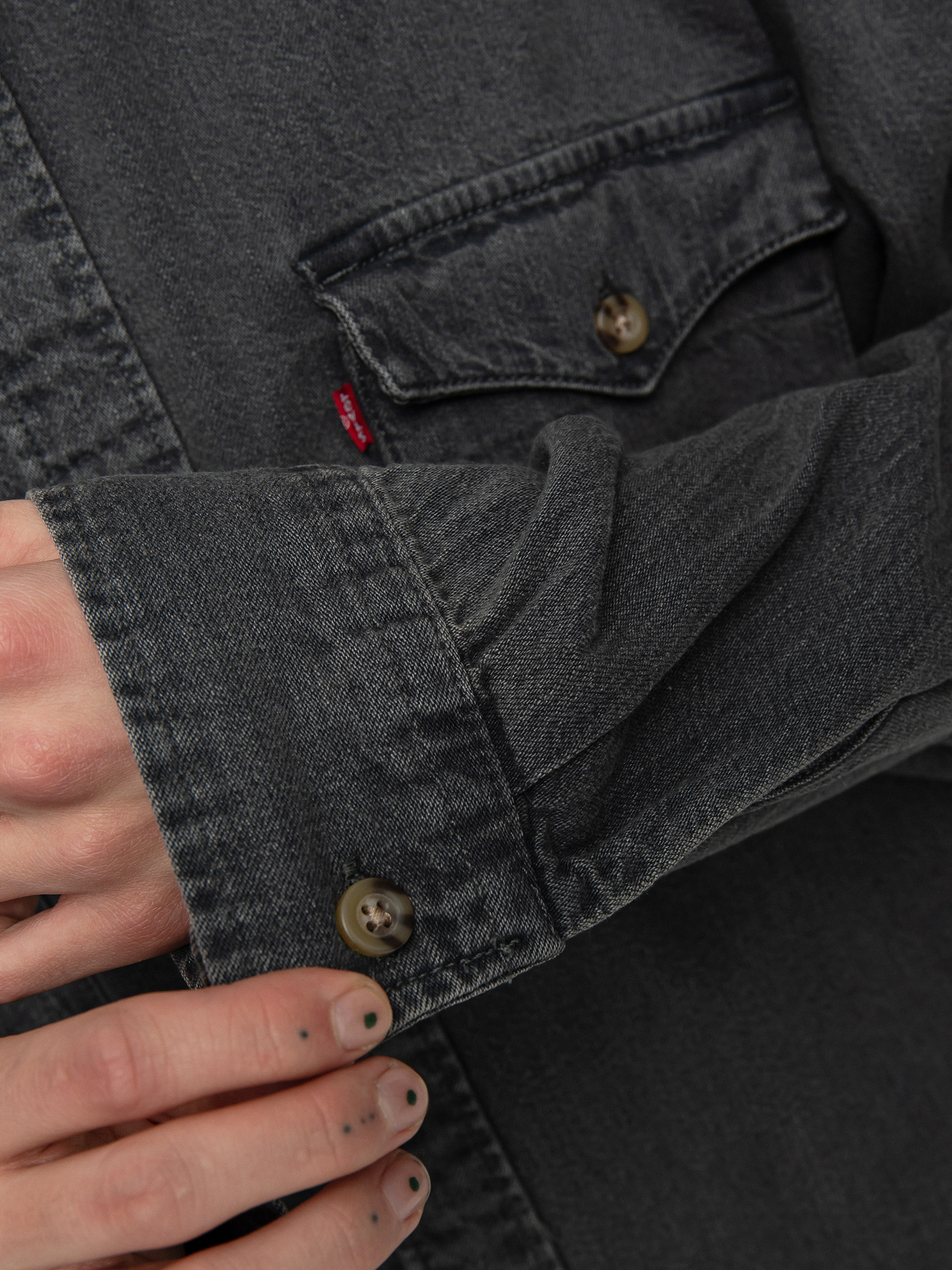 Levi's® Relaxed Fit Western Shirt (black worn)