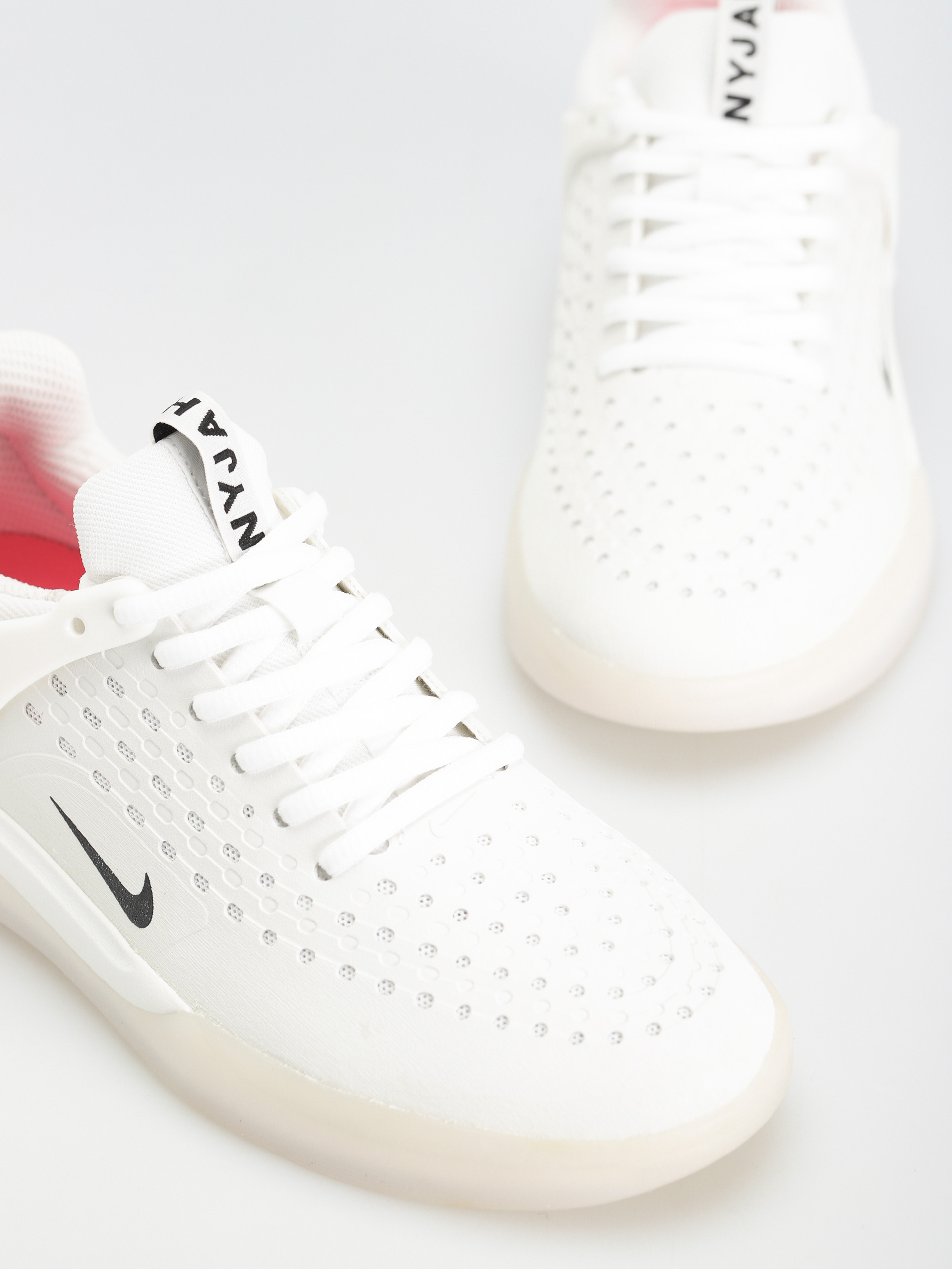 Nike SB Zoom Nyjah 3 Shoes (white/black summit white hyper pink)