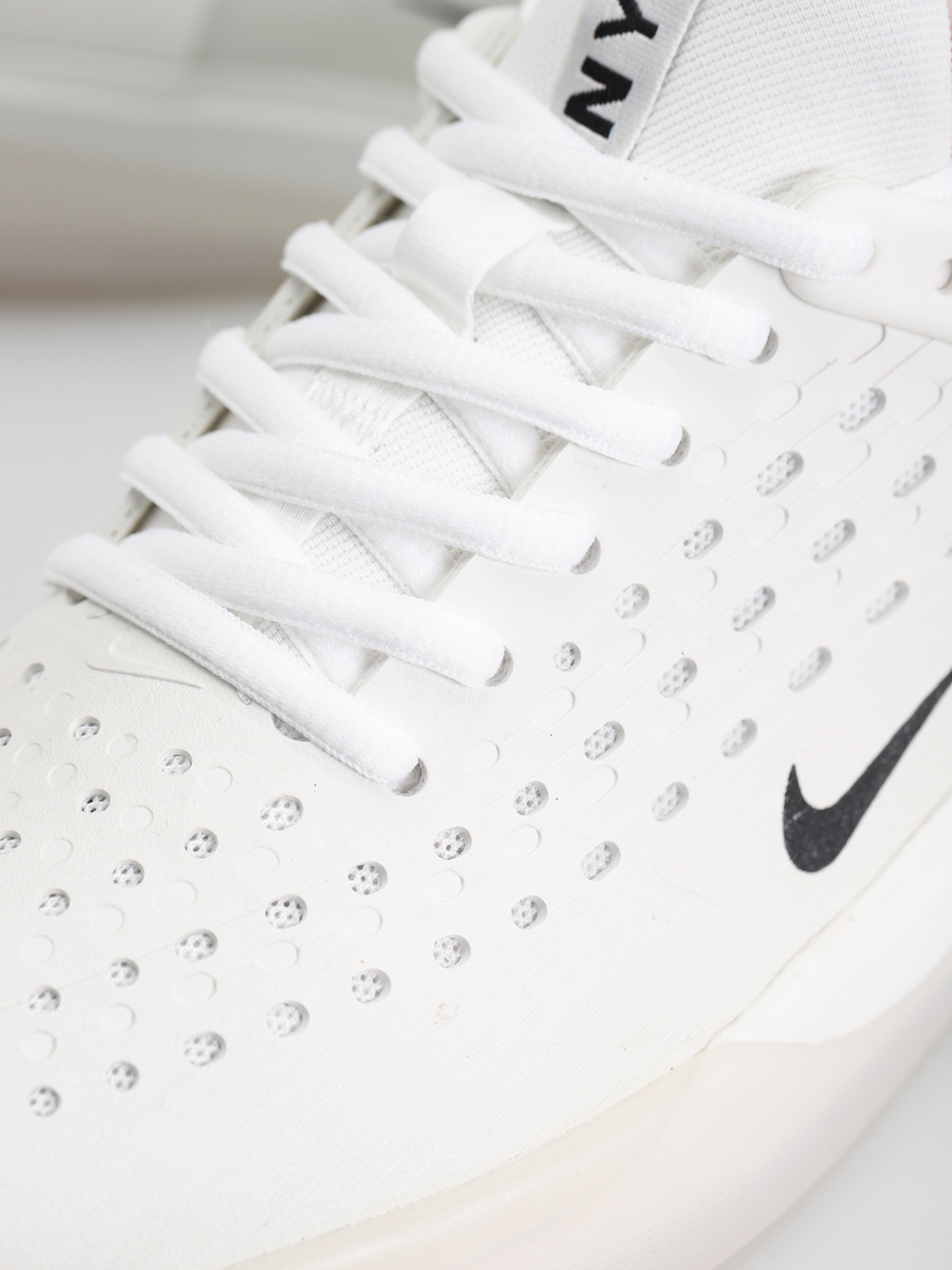 Nike SB Zoom Nyjah 3 Shoes (white/black summit white hyper pink)