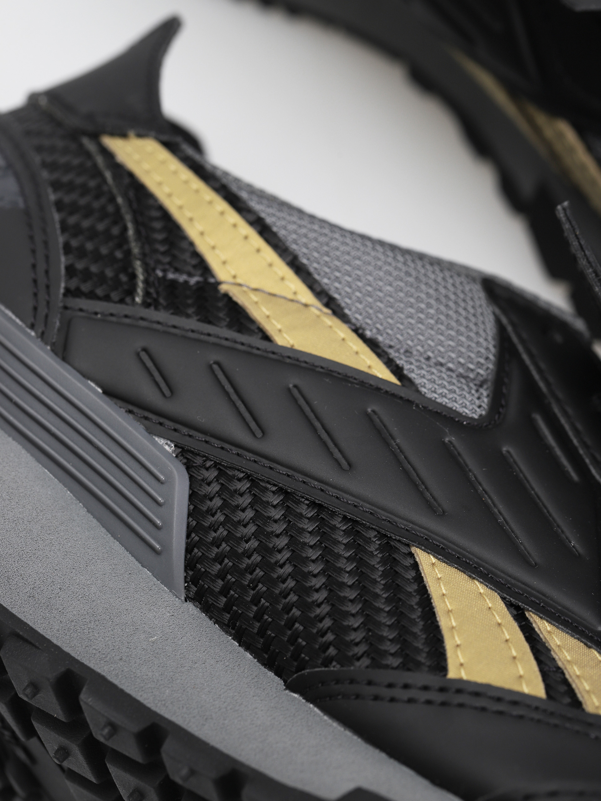 Reebok Lx 2200 Shoes (cblack/alloy/magold)