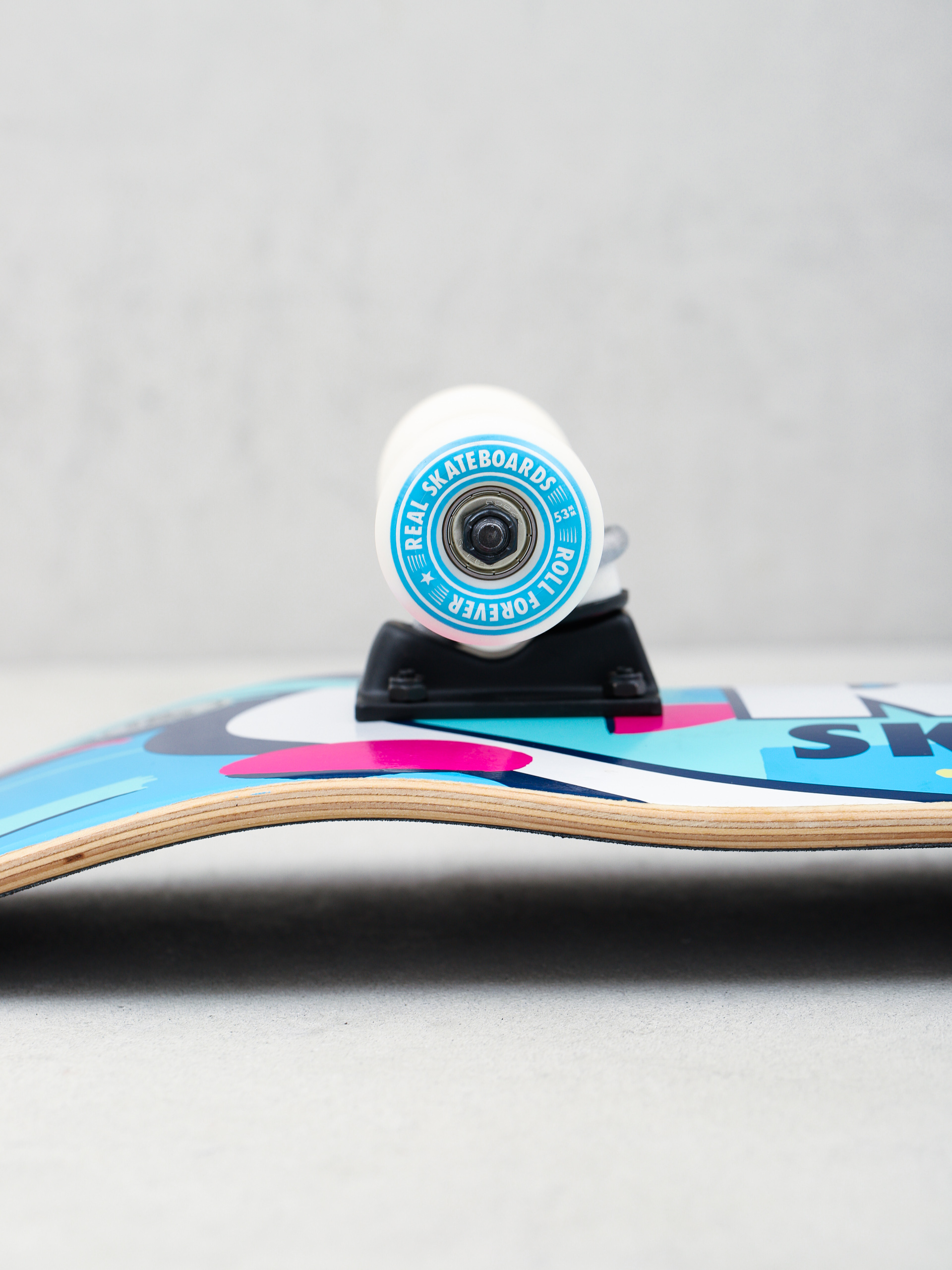 Real Outrun Oval Skateboard (blue/multi)